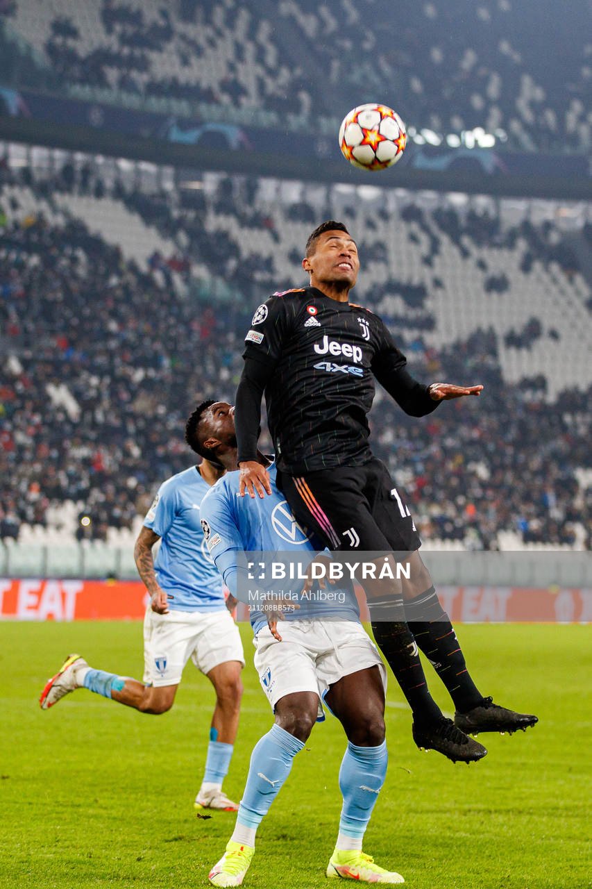 Malik Abubakari of Malmö FF and Alex Sandro of Juventus during the UEFA Champions League football match between Juventus and Malmö FF on December 8, 2021 in Turin.