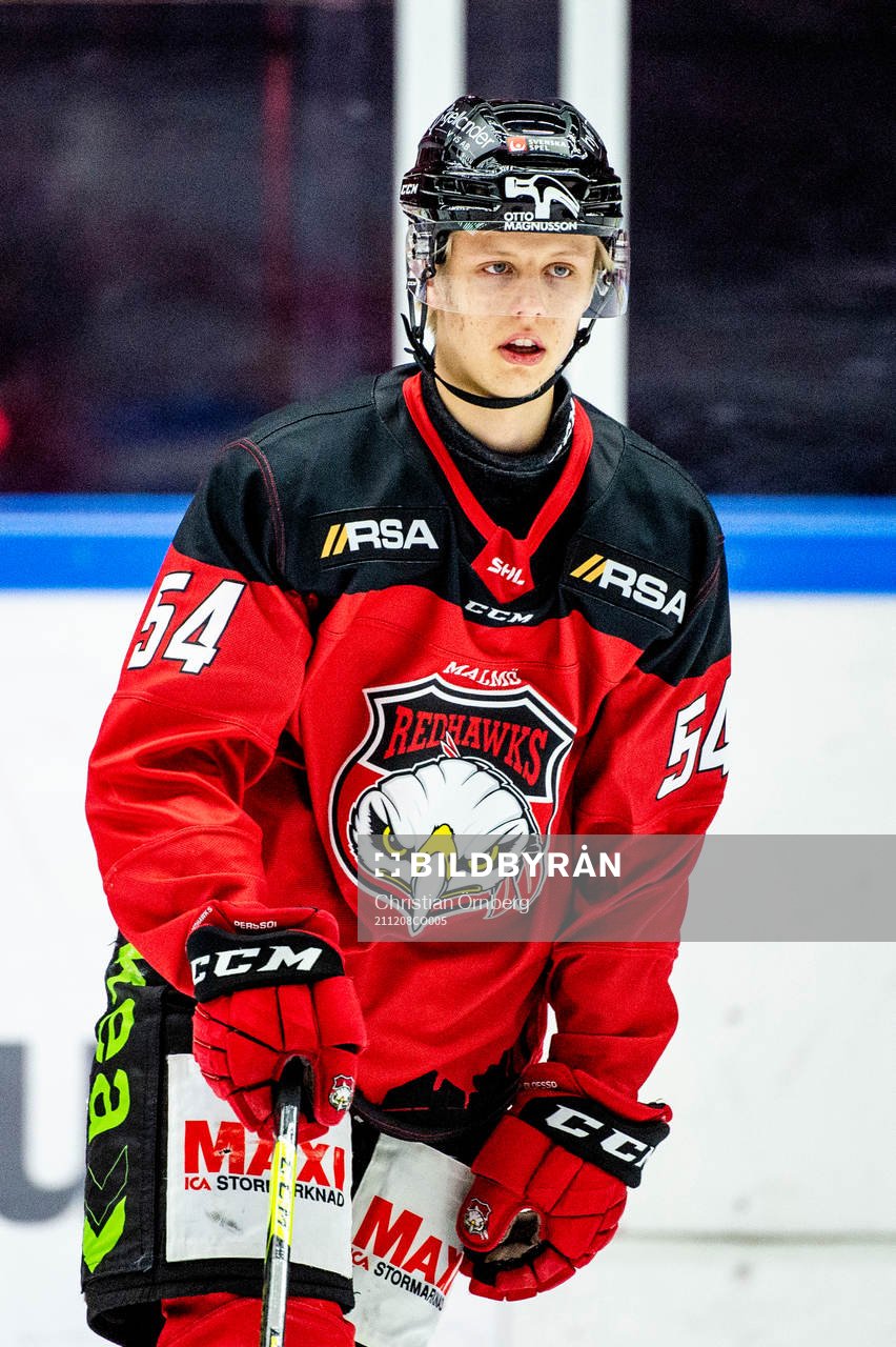 Malmö Redhawks Marcus Broberg värmer upp innan