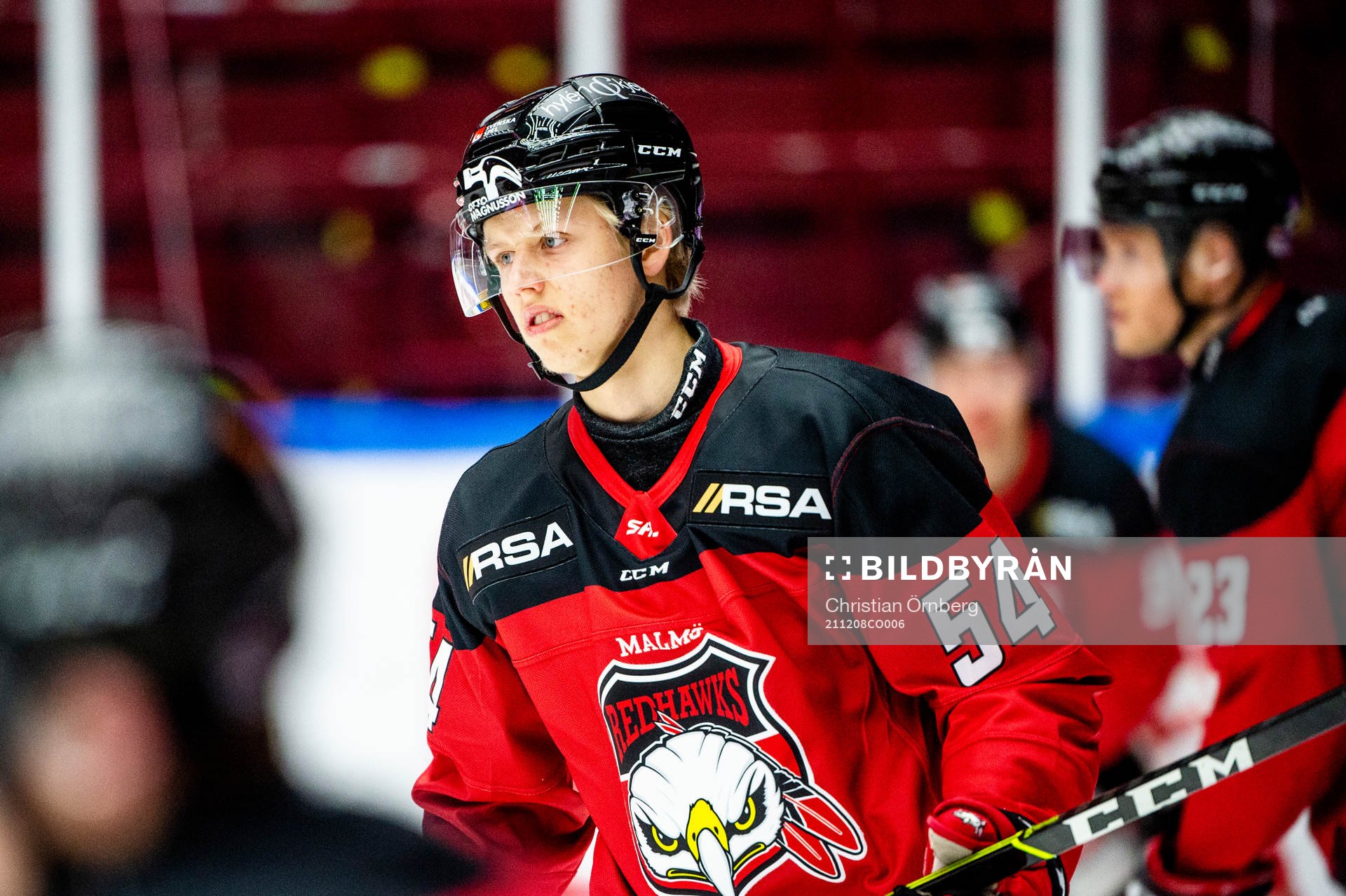 Malmö Redhawks Marcus Broberg värmer upp innan