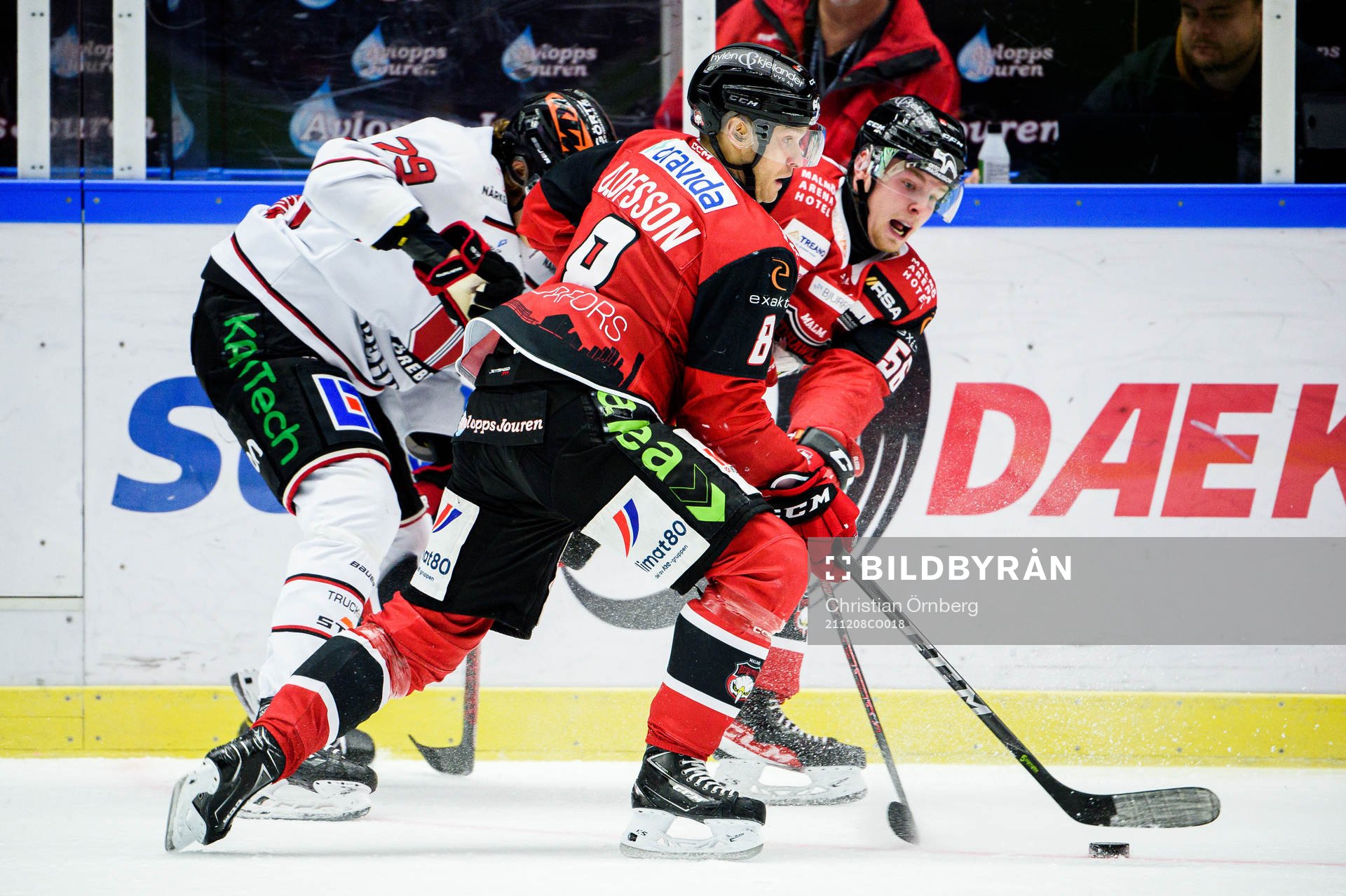 Malmö Redhawks Johan Olofsson och Anton Olsson försvarar