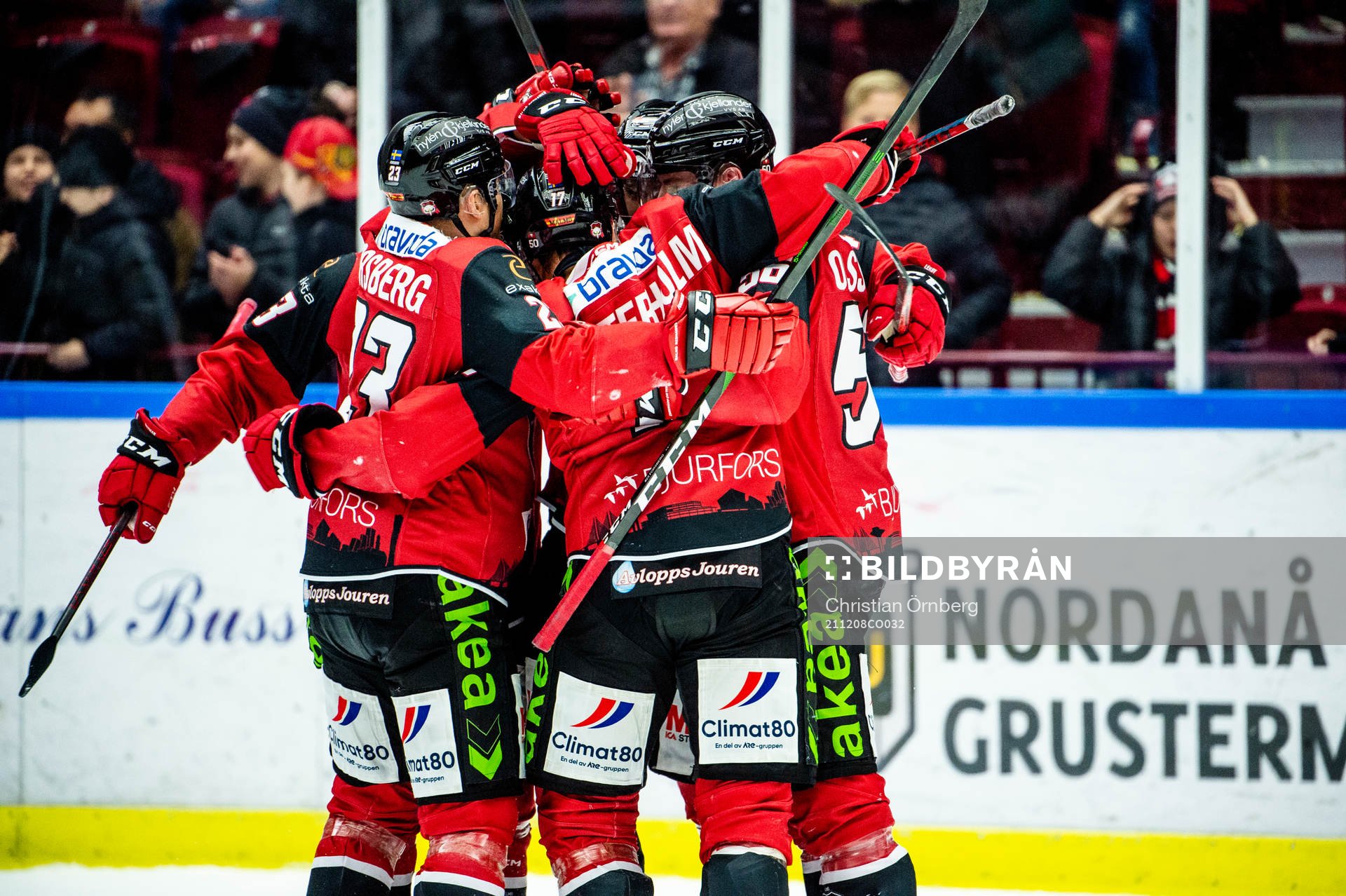 Malmö Redhawks Carl-Johan Lerby jublar med lagkamraterna