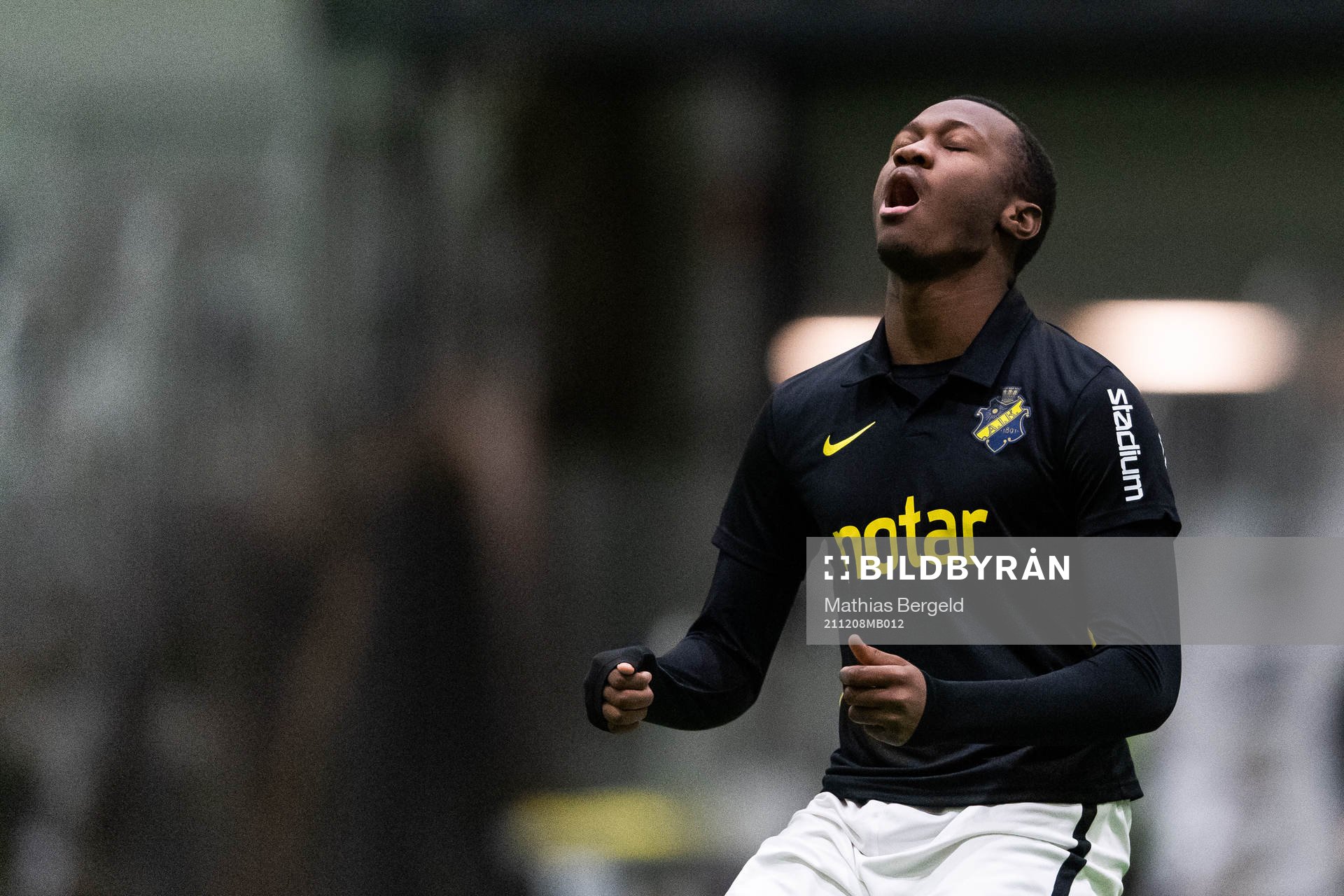AIK:s Braxton Sserebe reagerar under fotbollsmatchen i Skandinaviska Mästerskapen för P16 mellan Sogndal och AIK den 8 december 2021 i Borås.