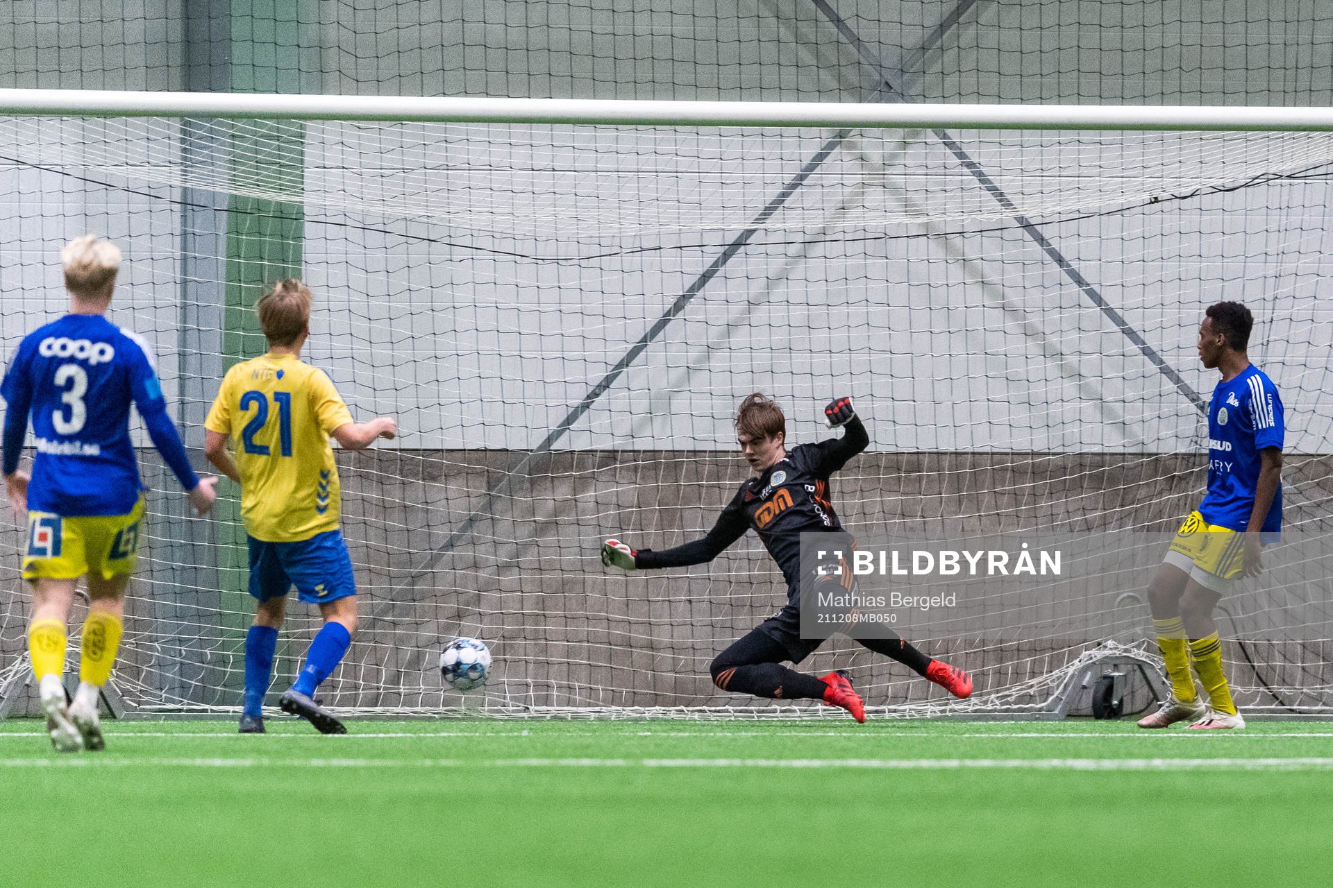 Bröndbys Magnus Søndergaard gör 2-0 bakom Sundsvalls målvakt Marcus Stenman under fotbollsmatchen i Skandinaviska Mästerskapen för P16 mellan Bröndby och GIF Sundsvall den 8 december 2021 i Borås.