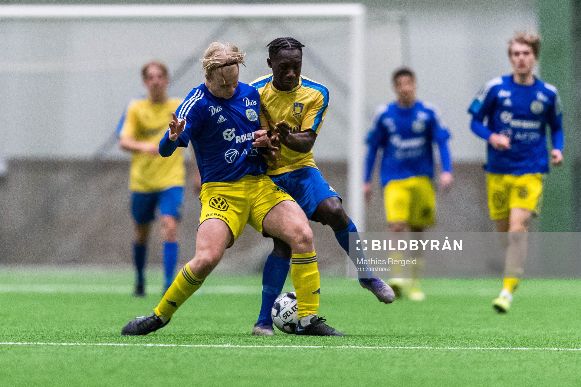 Sundsvalls Filip Svedin och Bröndbys Jonathan Agyekum under fotbollsmatchen i Skandinaviska Mästerskapen för P16 mellan Bröndby och GIF Sundsvall den 8 december 2021 i Borås.