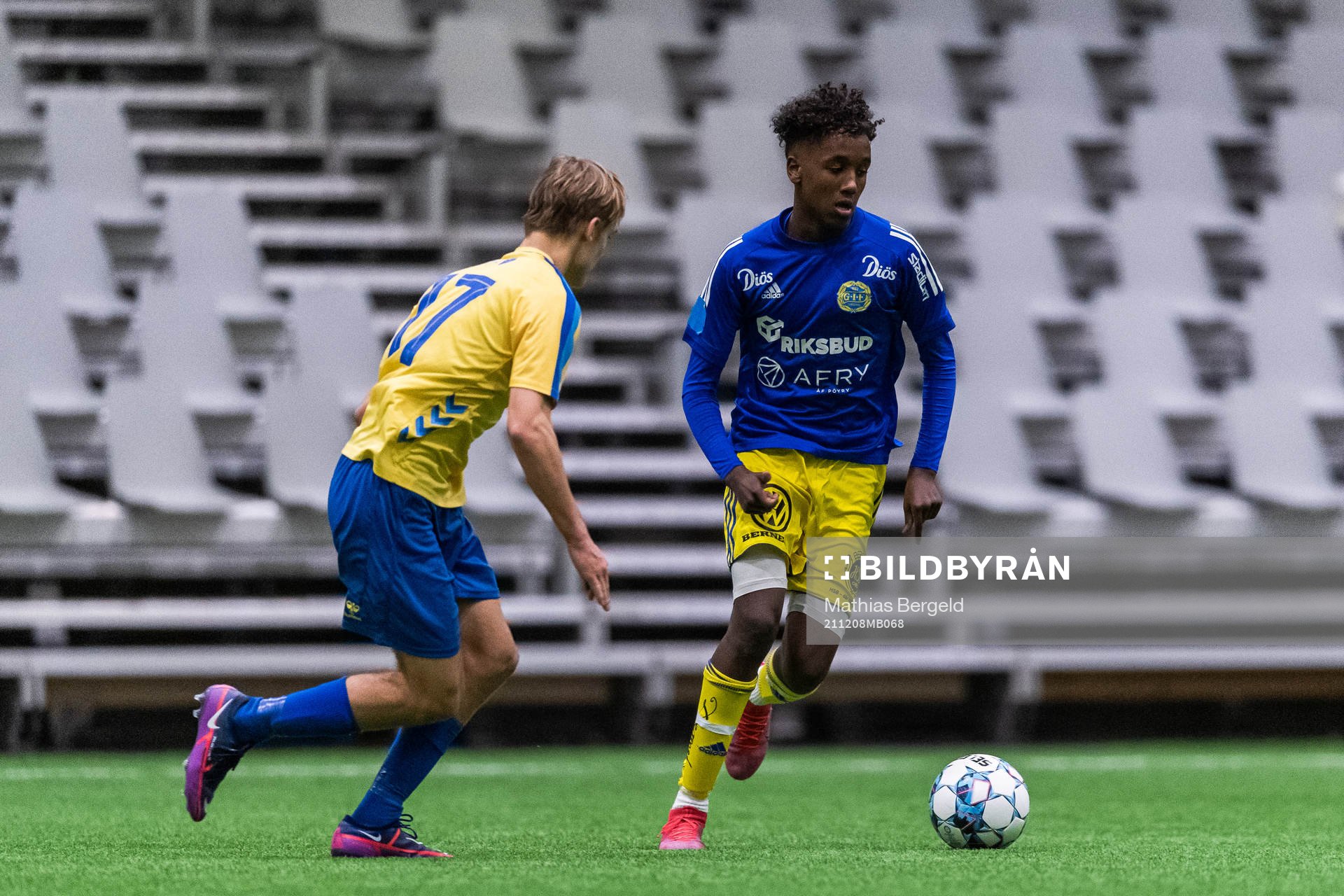 Bröndbys Lukas Larsen och Sundsvalls Abdulahi Shino under fotbollsmatchen i Skandinaviska Mästerskapen för P16 mellan Bröndby och GIF Sundsvall den 8 december 2021 i Borås.
