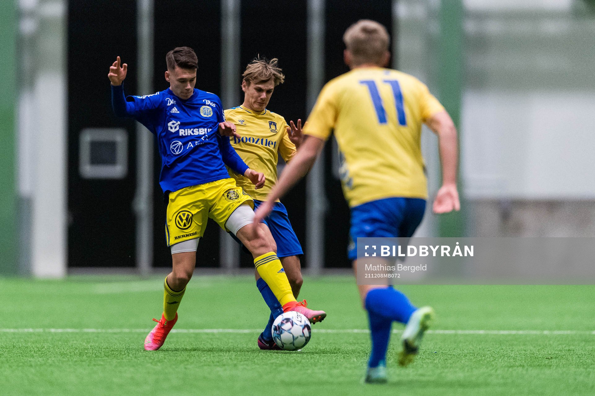 Sundsvalls Karl Lax och Bröndbys Lukas Larsen under fotbollsmatchen i Skandinaviska Mästerskapen för P16 mellan Bröndby och GIF Sundsvall den 8 december 2021 i Borås. 