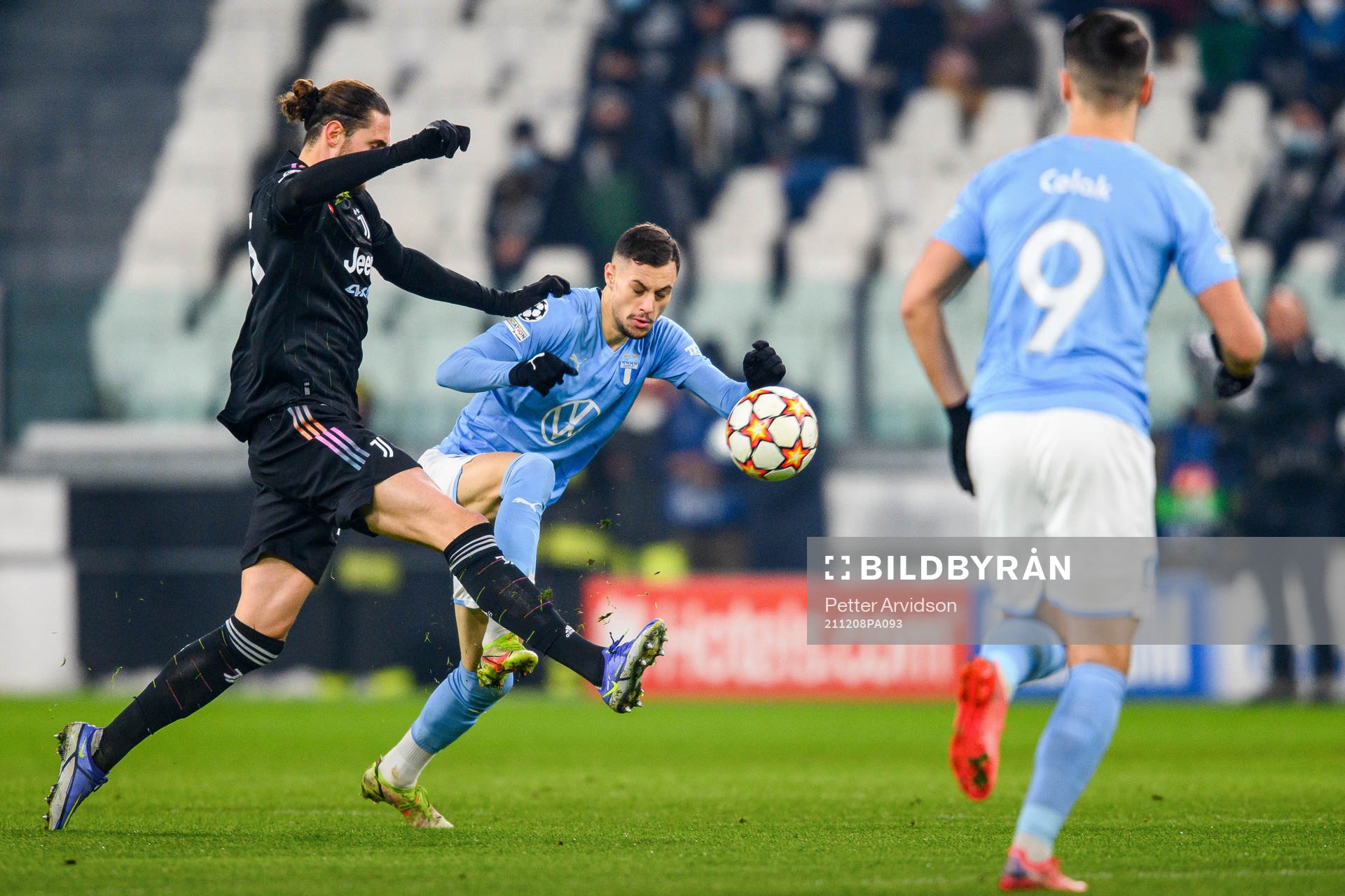 Adrien Rabiot of Juventus and Veljko Birmancevic of Malmö