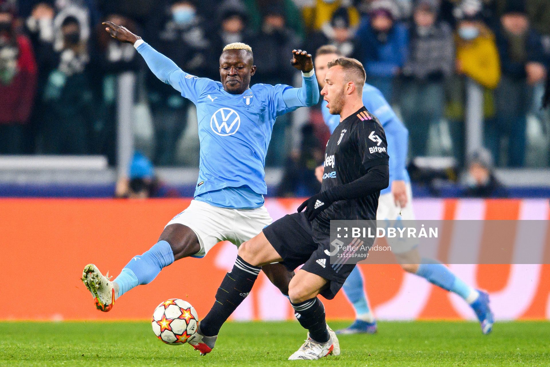 Bonke Innocent of Malmö FF and Melo Arthur of Juventus