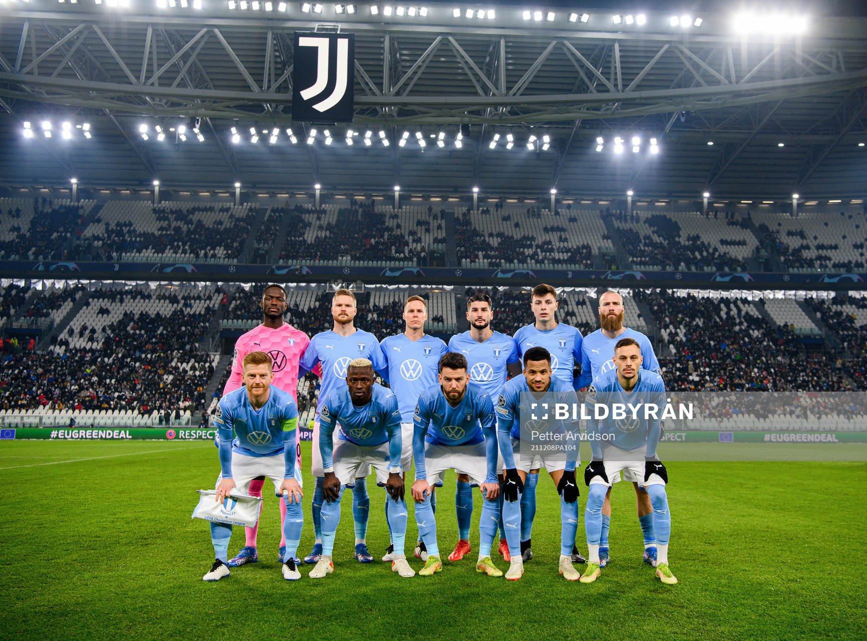 The starting eleven of Malmö FF pose for a team photo