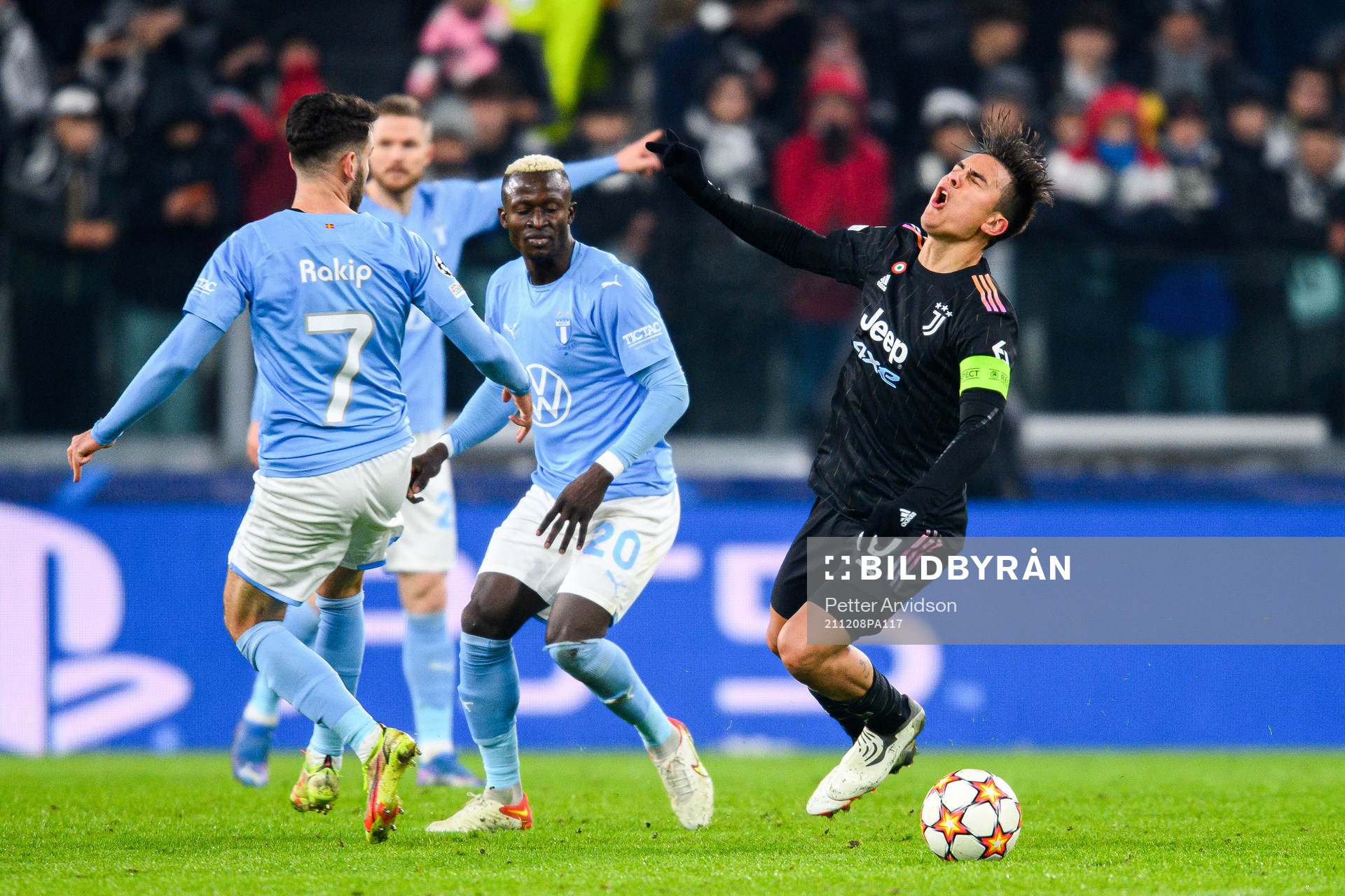 Erdal Rakip and Bonke Innocent of Malmö FF against Paulo