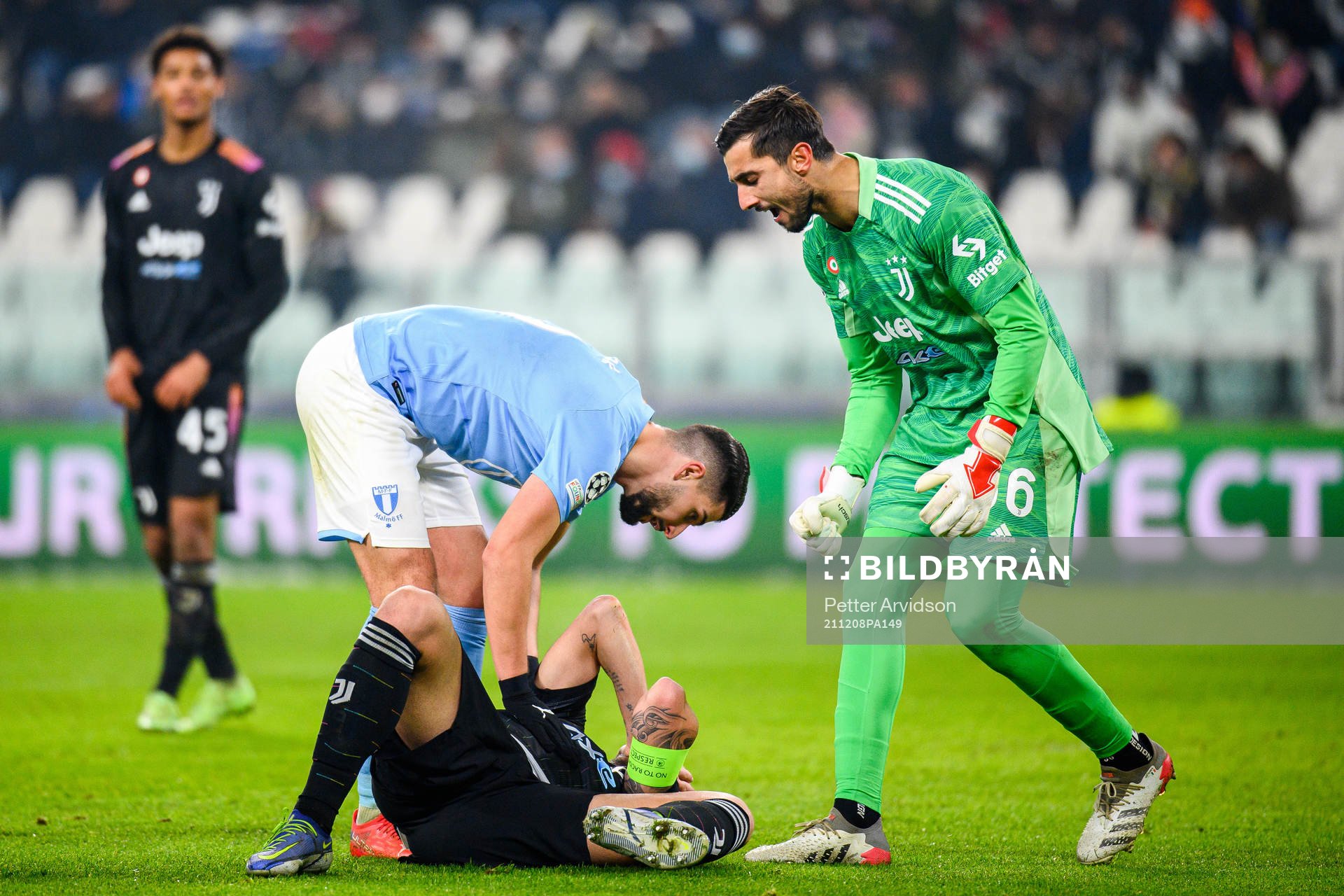 Antonio Colak of Malmö FF with Leonardo Bunucci and