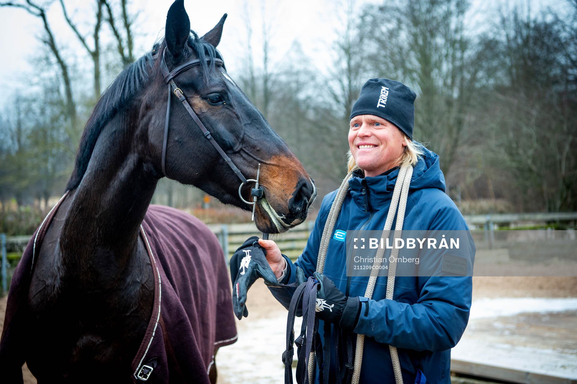 211209 Ryttaren Fredrik Jönsson i stallet med Snow