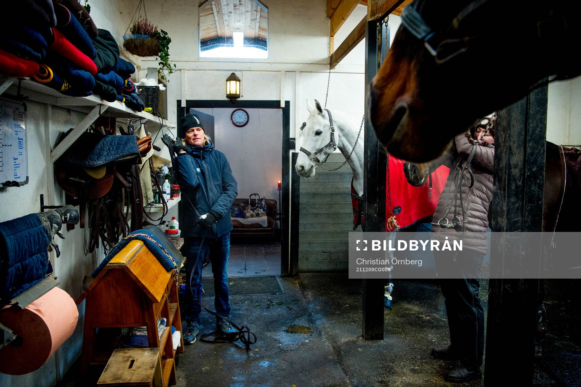 211209 Ryttaren Fredrik Jönsson i stallet