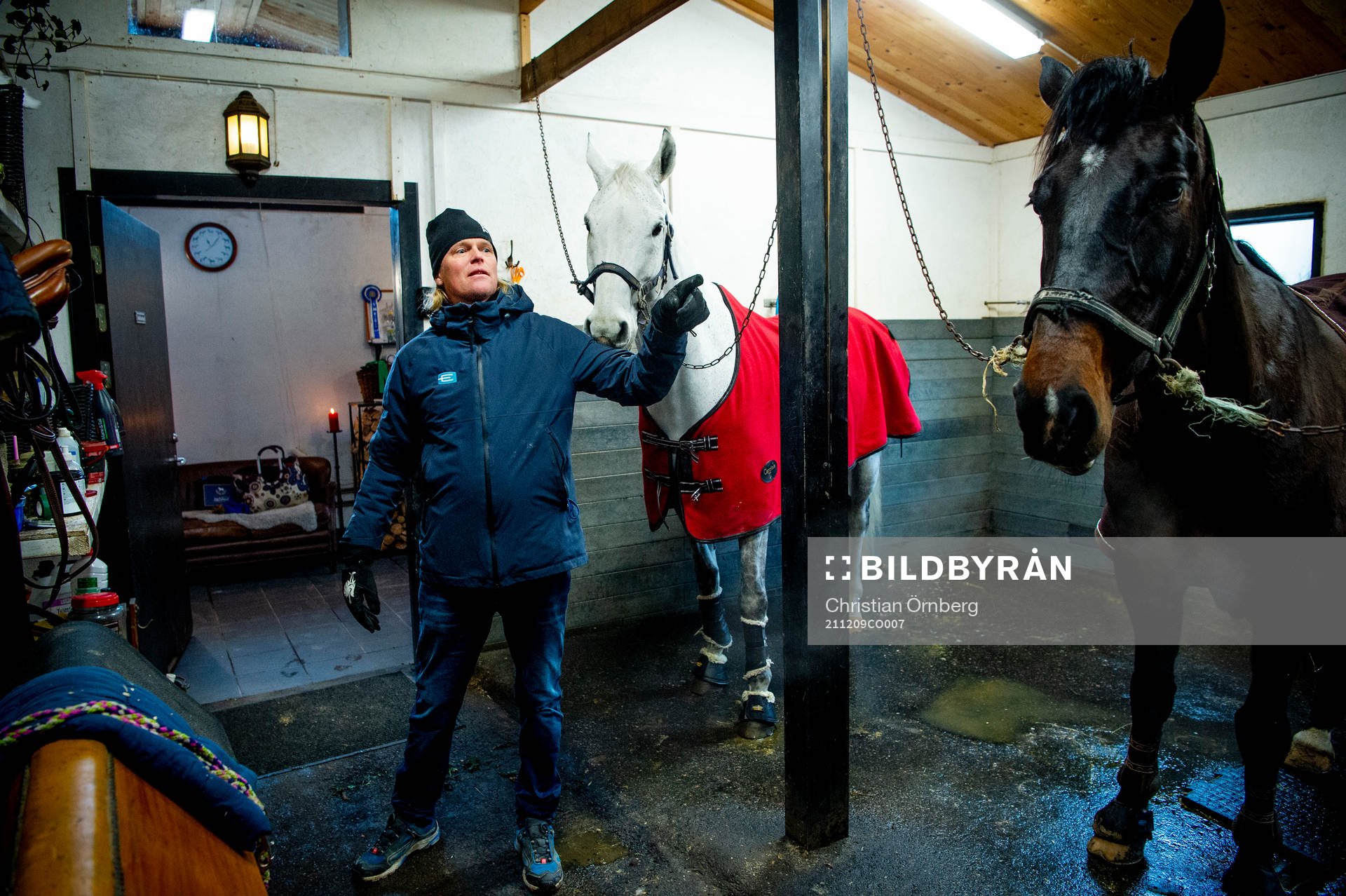 211209 Ryttaren Fredrik Jönsson i stallet