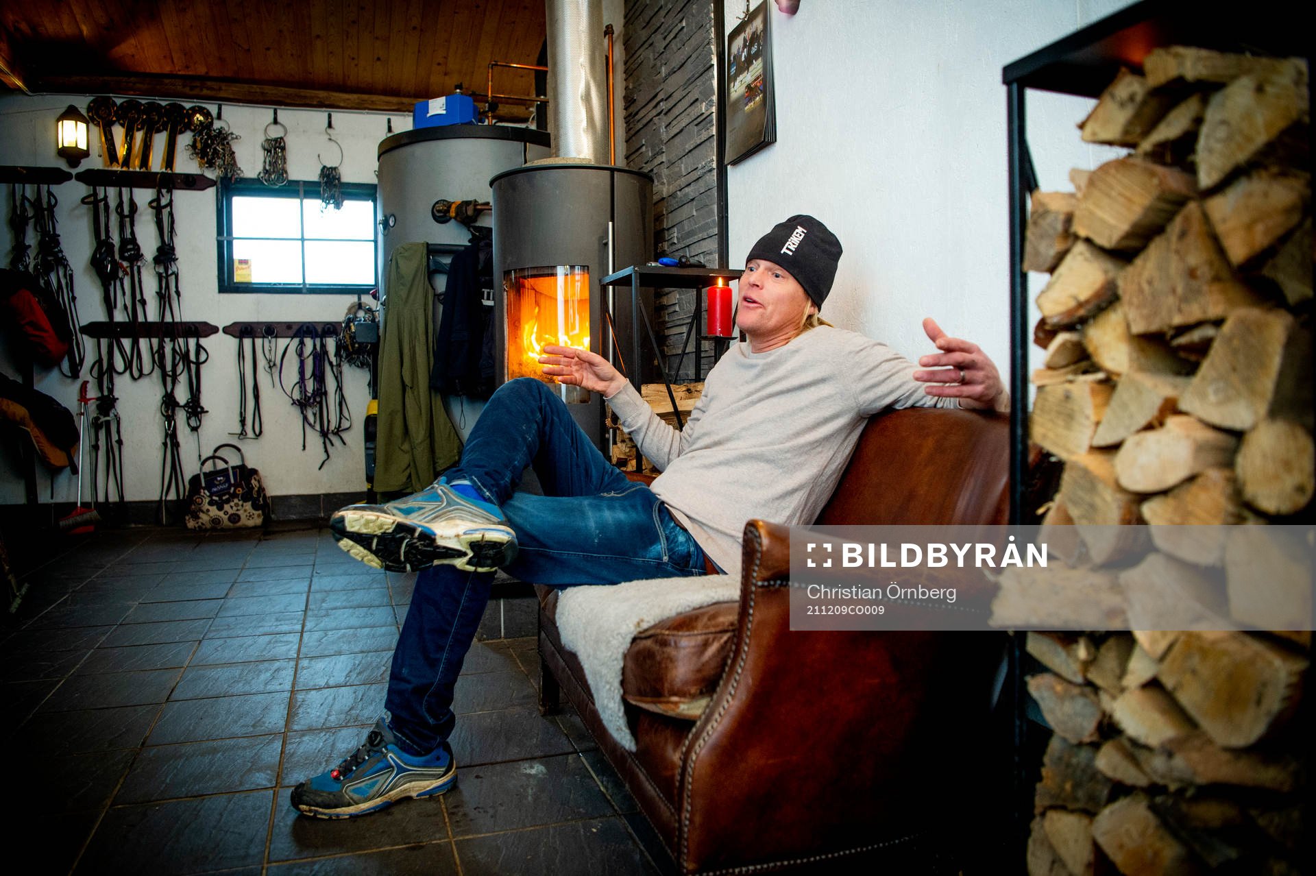 211209 Ryttaren Fredrik Jönsson i stallet