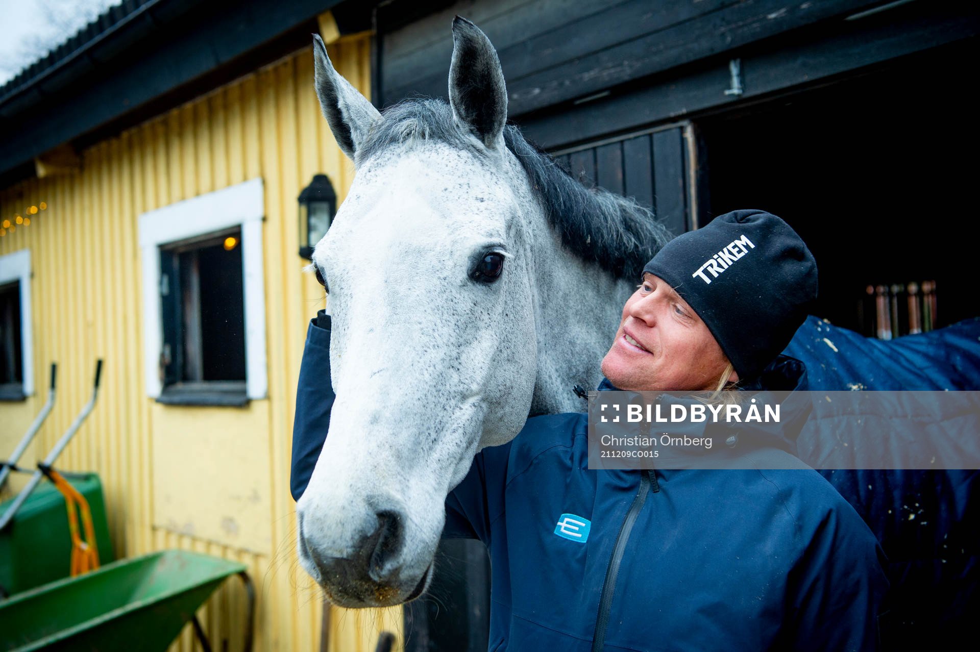 211209 Ryttaren Fredrik Jönsson i stallet med Conrad