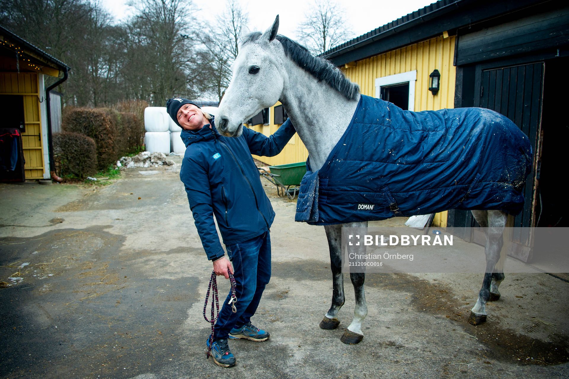 211209 Ryttaren Fredrik Jönsson i stallet med Conrad