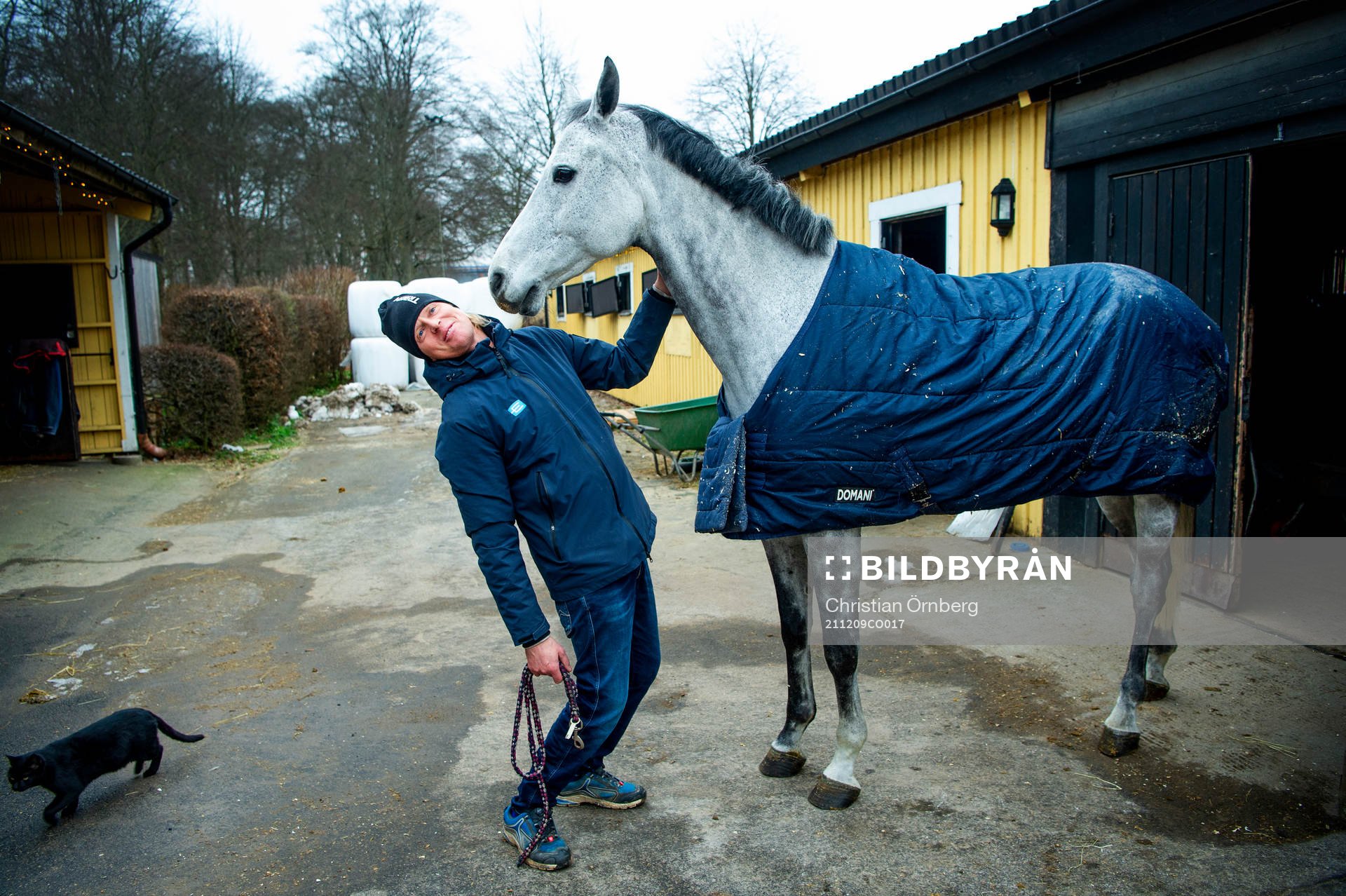 211209 Ryttaren Fredrik Jönsson i stallet med Conrad och