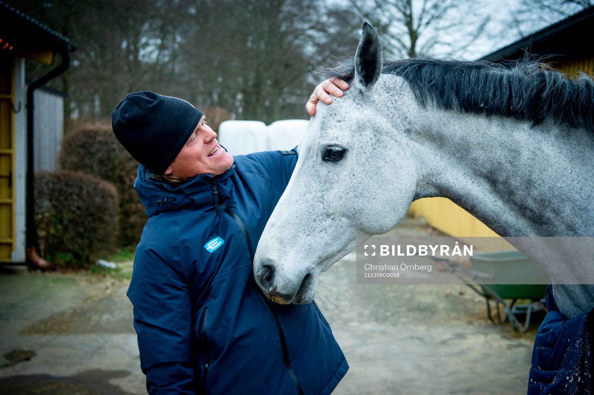 211209 Ryttaren Fredrik Jönsson i stallet med Conrad