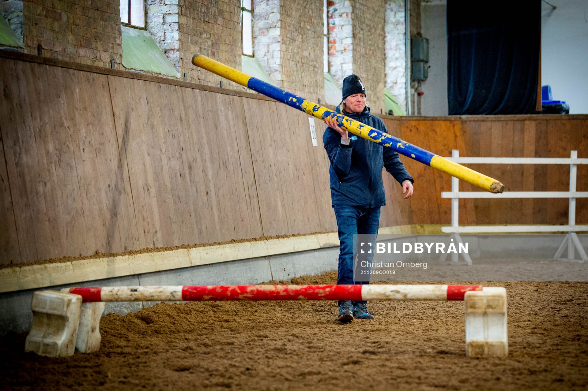 211209 Ryttaren Fredrik Jönsson i stallet
