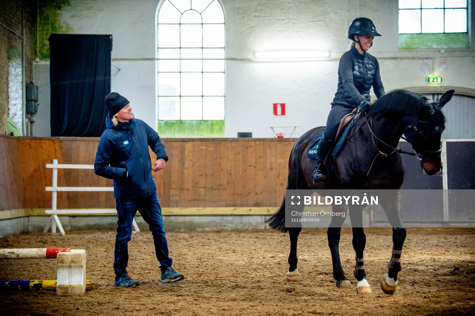 211209 Ryttaren Fredrik Jönsson i stallet med Marte