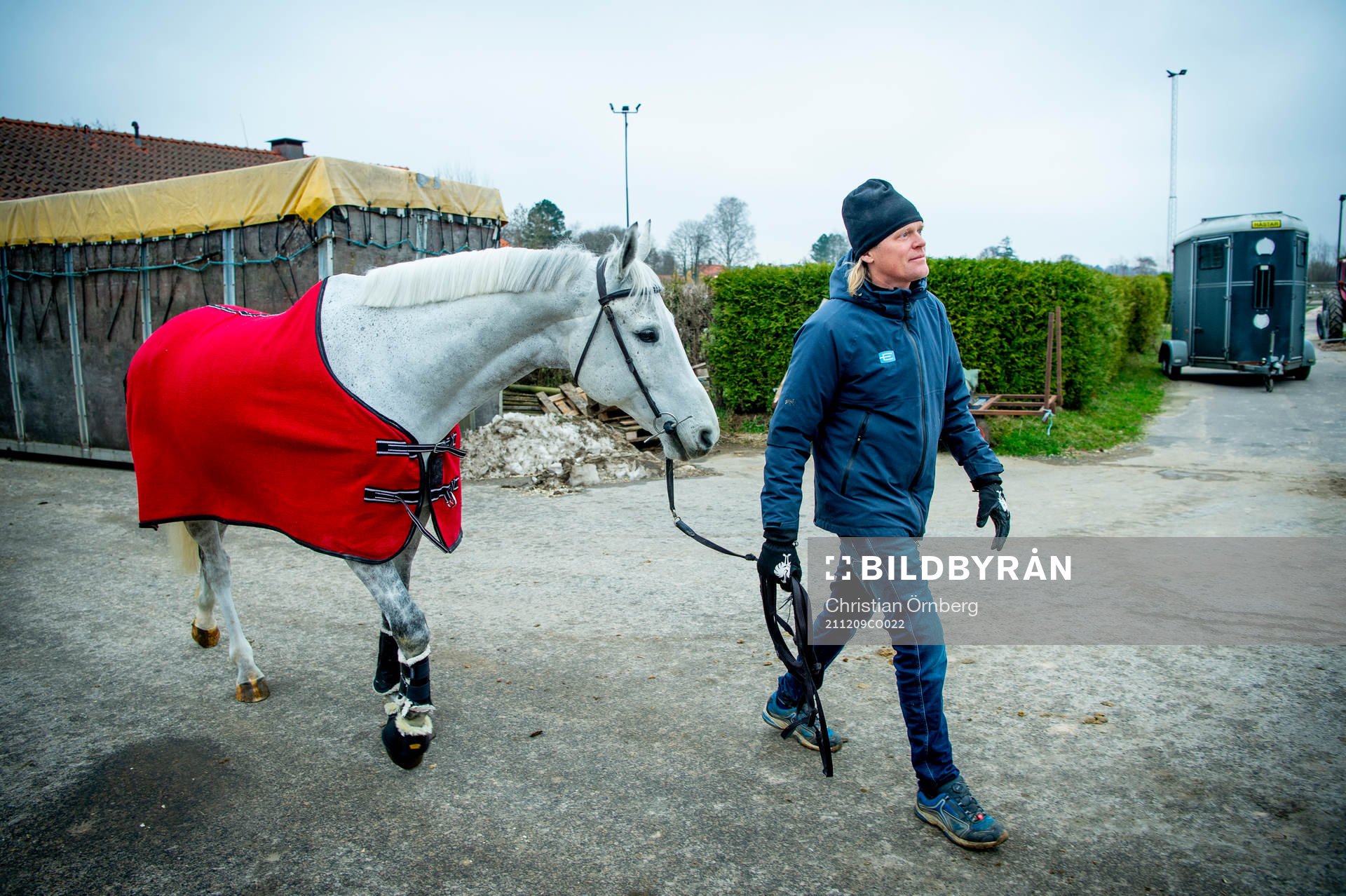 211209 Ryttaren Fredrik Jönsson i stallet med Ice