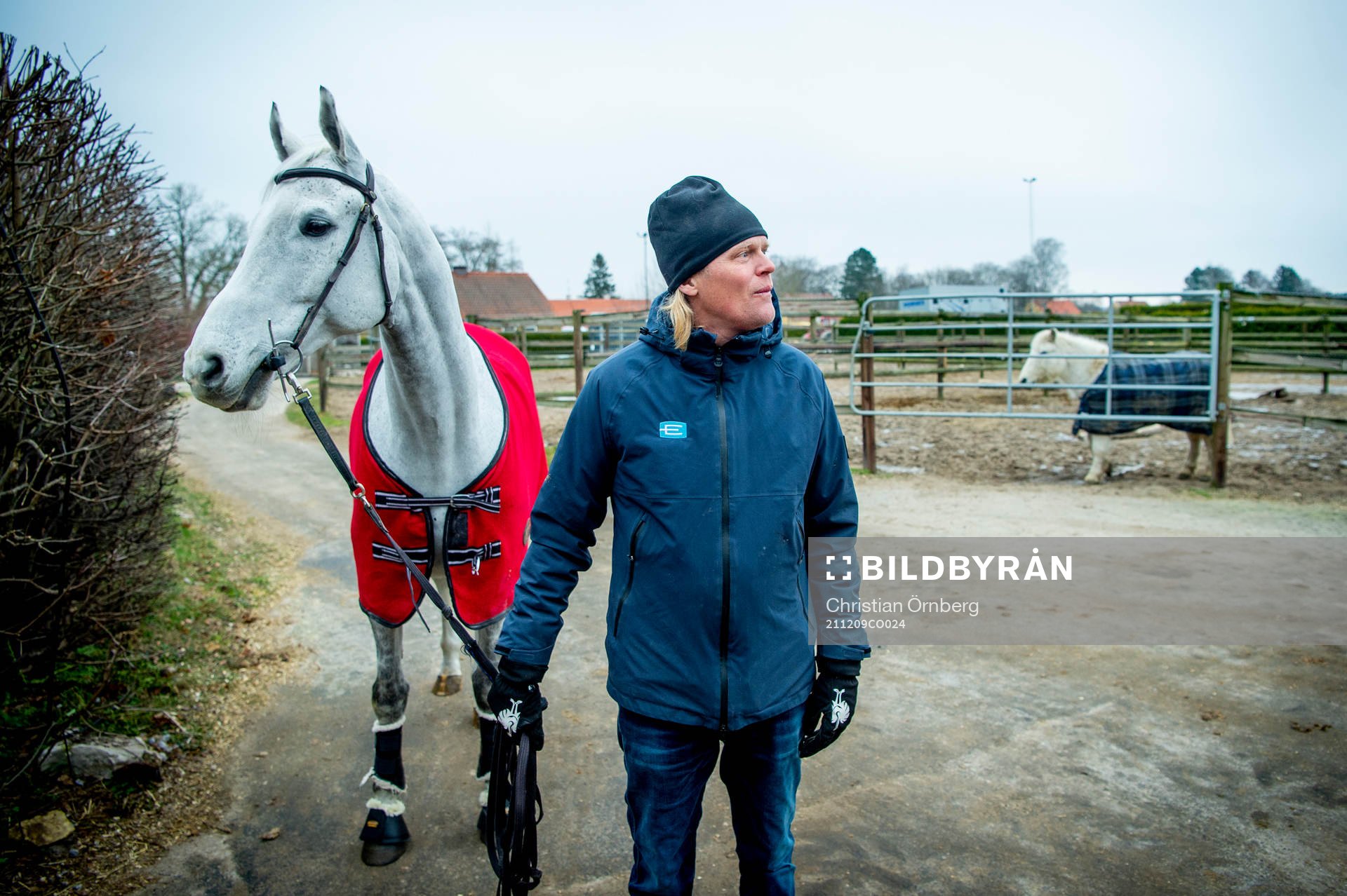 211209 Ryttaren Fredrik Jönsson i stallet med Ice