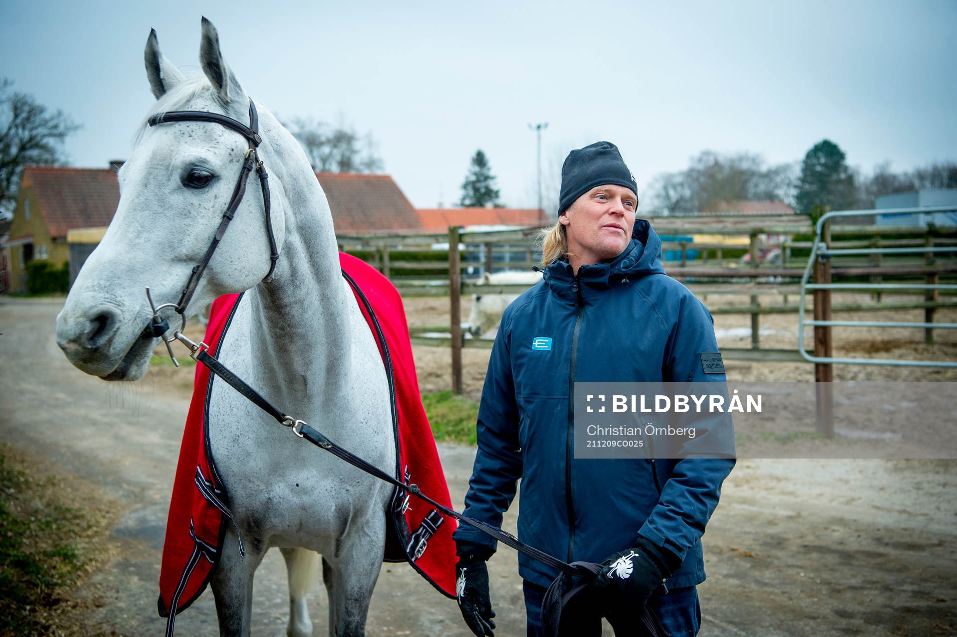 211209 Ryttaren Fredrik Jönsson i stallet med Ice