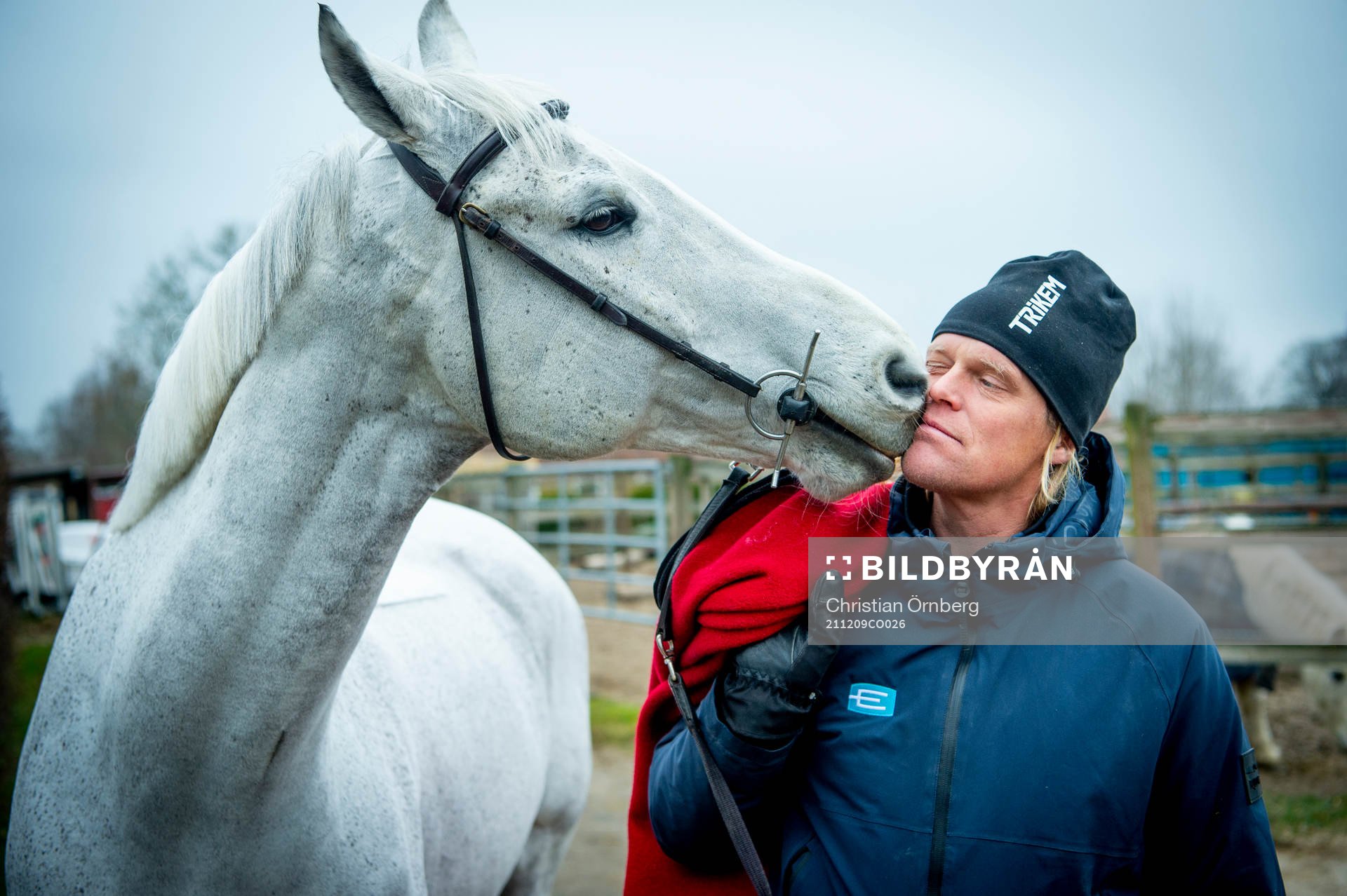 211209 Ryttaren Fredrik Jönsson i stallet med Ice