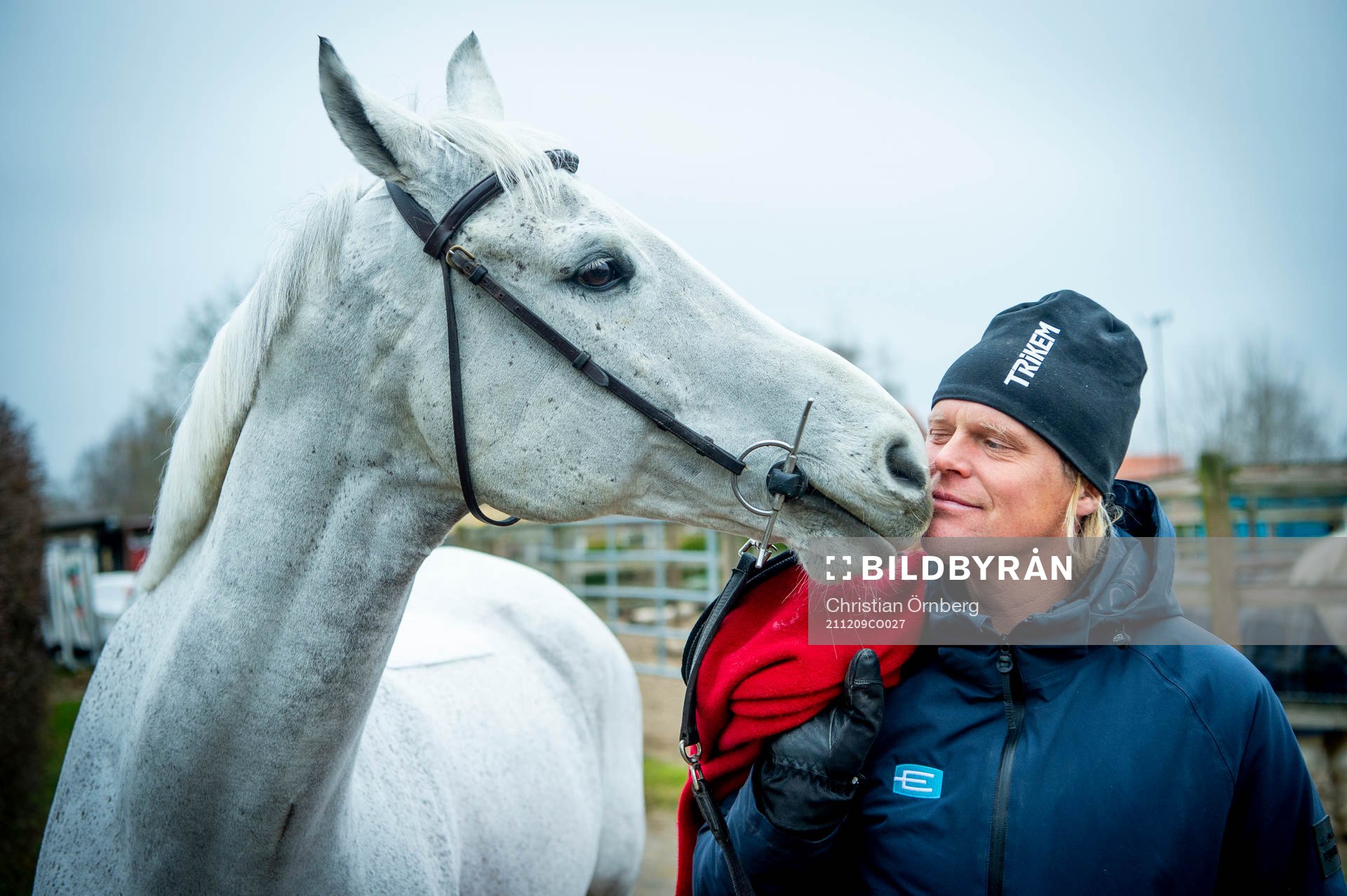 211209 Ryttaren Fredrik Jönsson i stallet med Ice