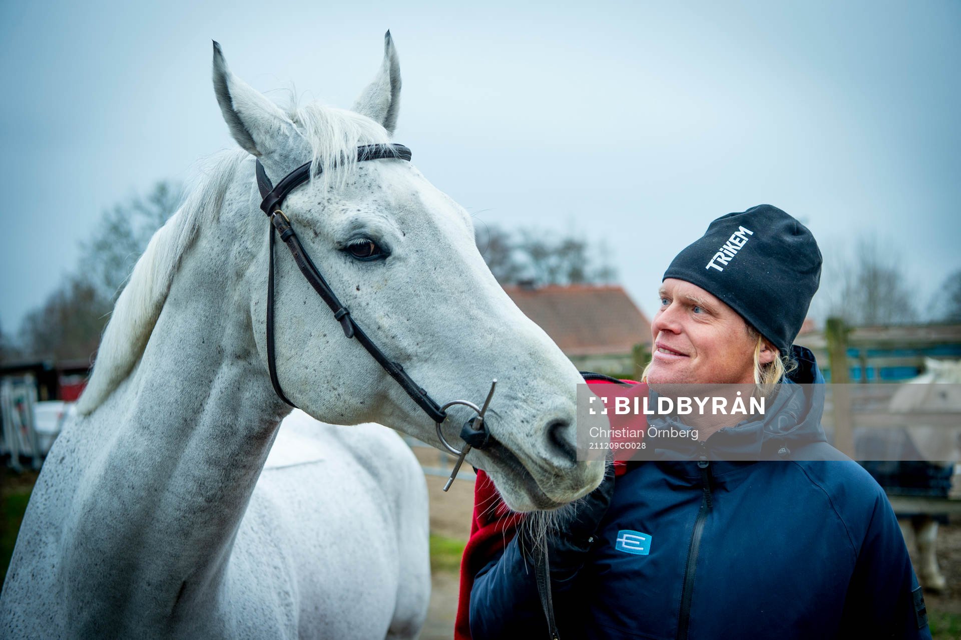 211209 Ryttaren Fredrik Jönsson i stallet med Ice