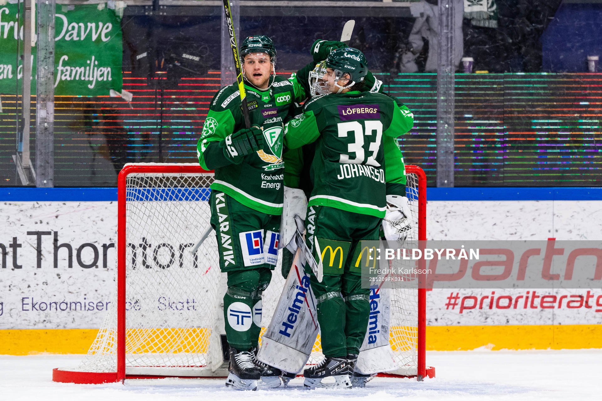 Färjestads Adam Ginning, målvakt Dominik Furch och Albert