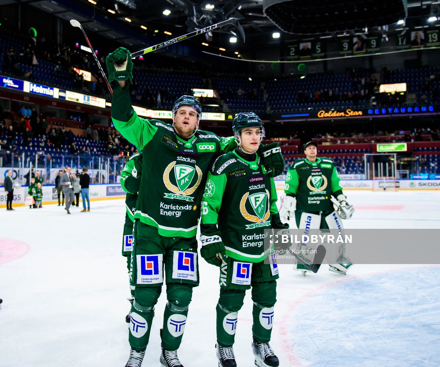 Färjestads Adam Ginning och Joel Nyström jublar