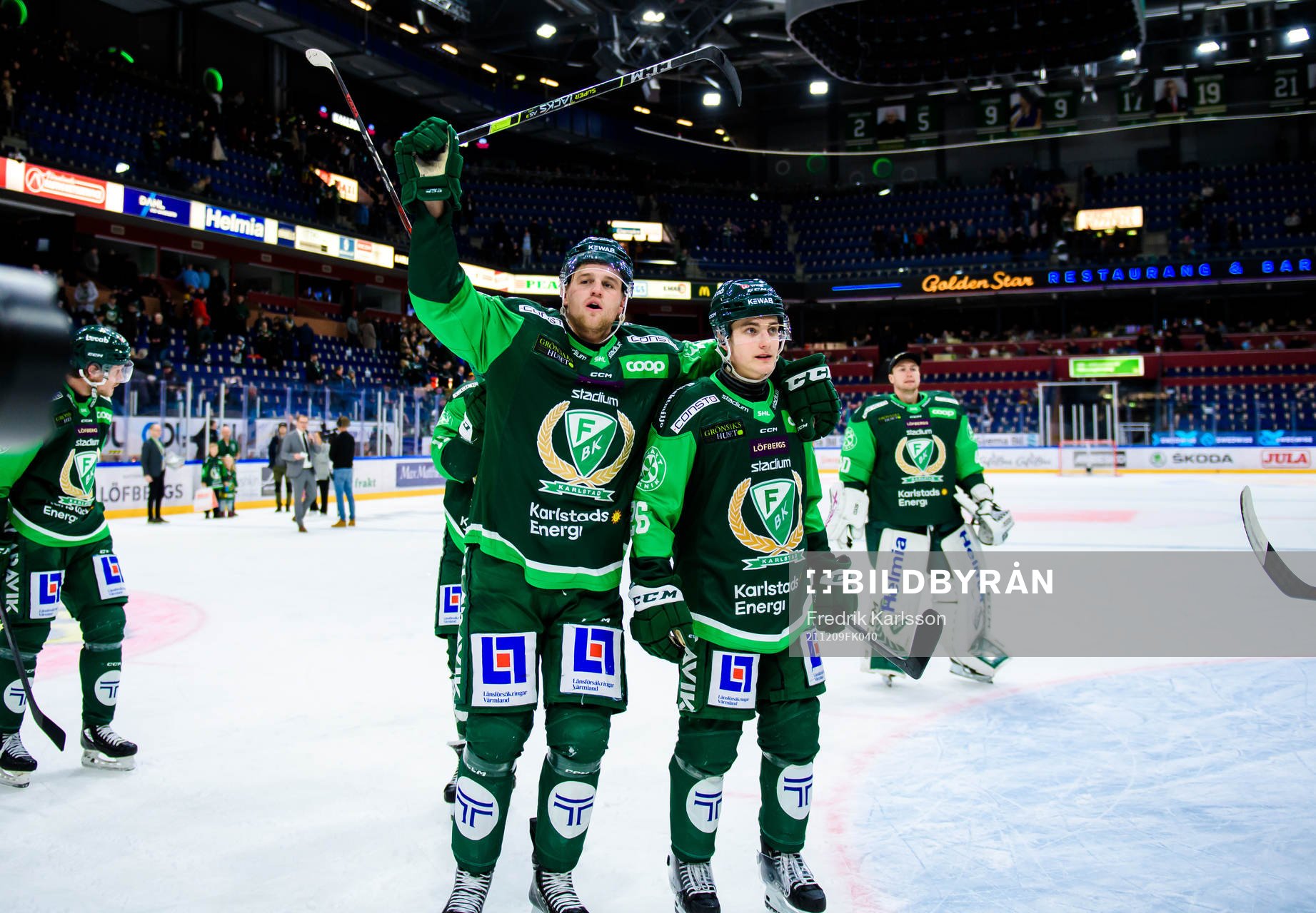 Färjestads Adam Ginning och Joel Nyström jublar