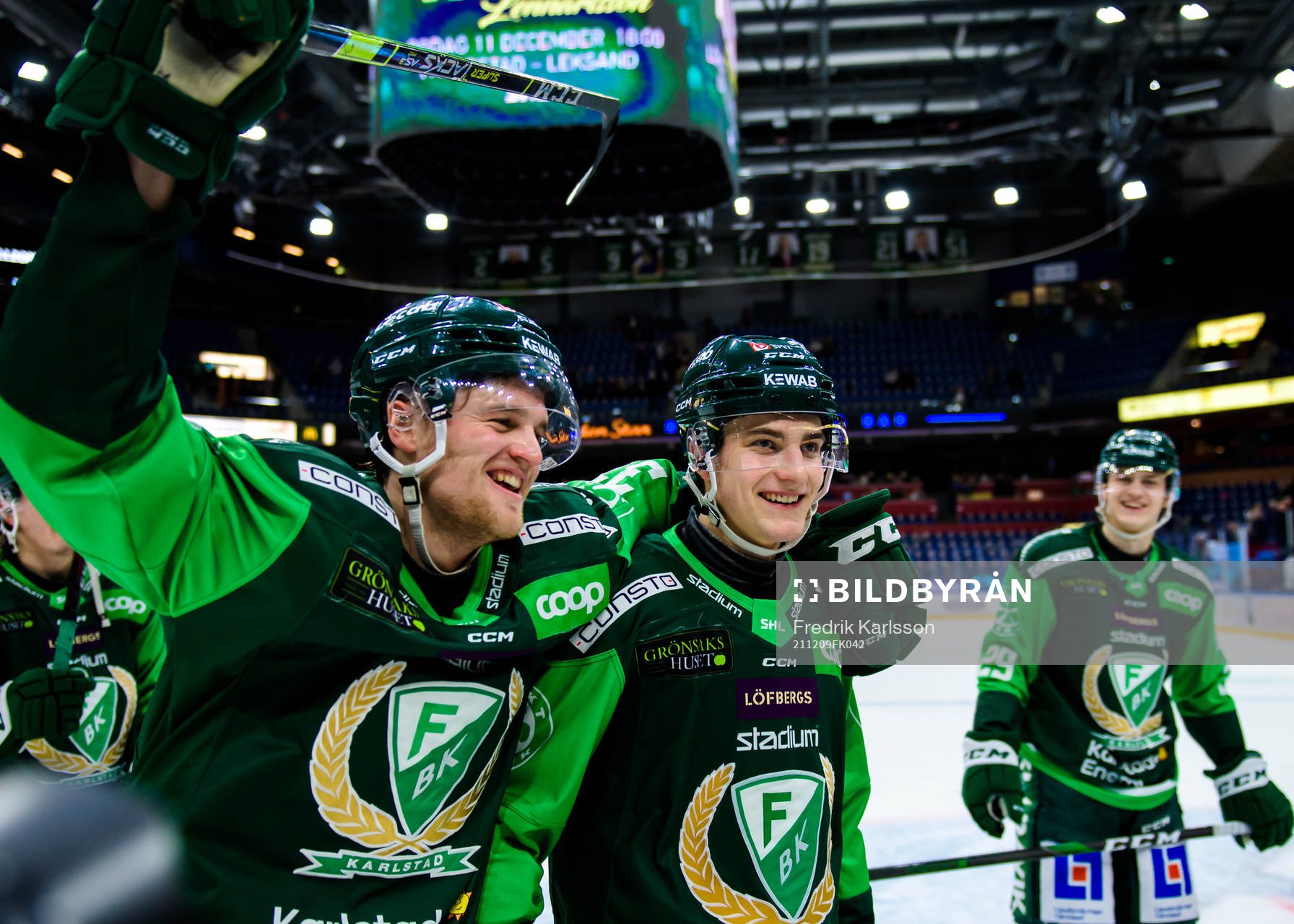 Färjestads Adam Ginning och Joel Nyström jublar