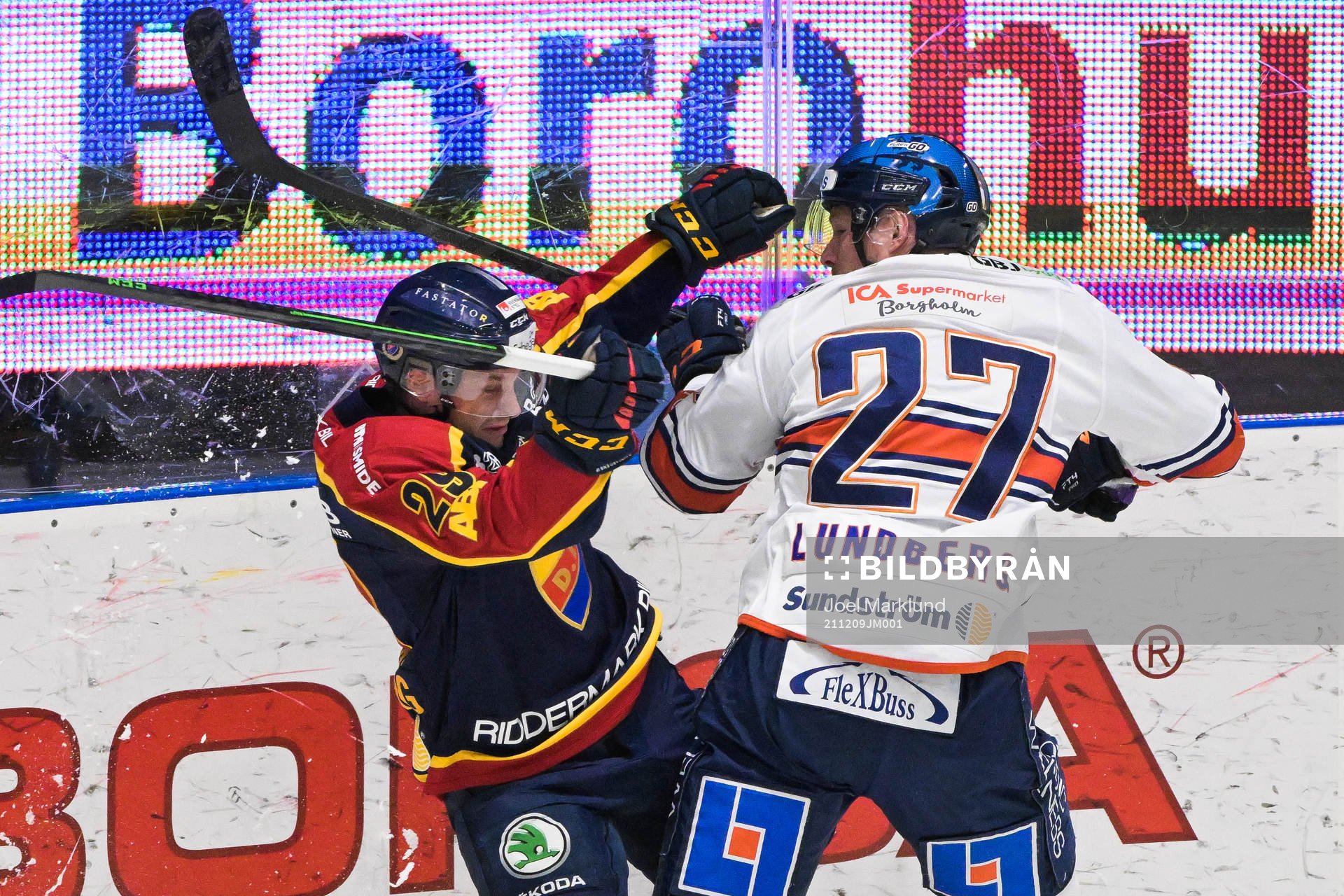 Djurgårdens Sebastian Strandberg tacklas av Växjös