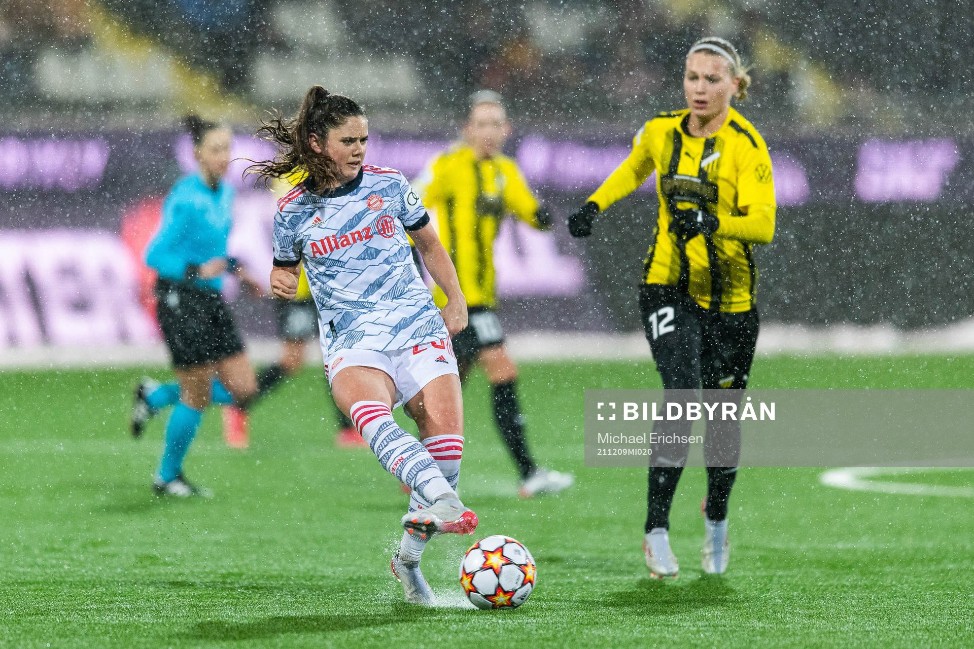 Sarah Zadrazil of Bayern Munich and Stine Larsen of Häcken