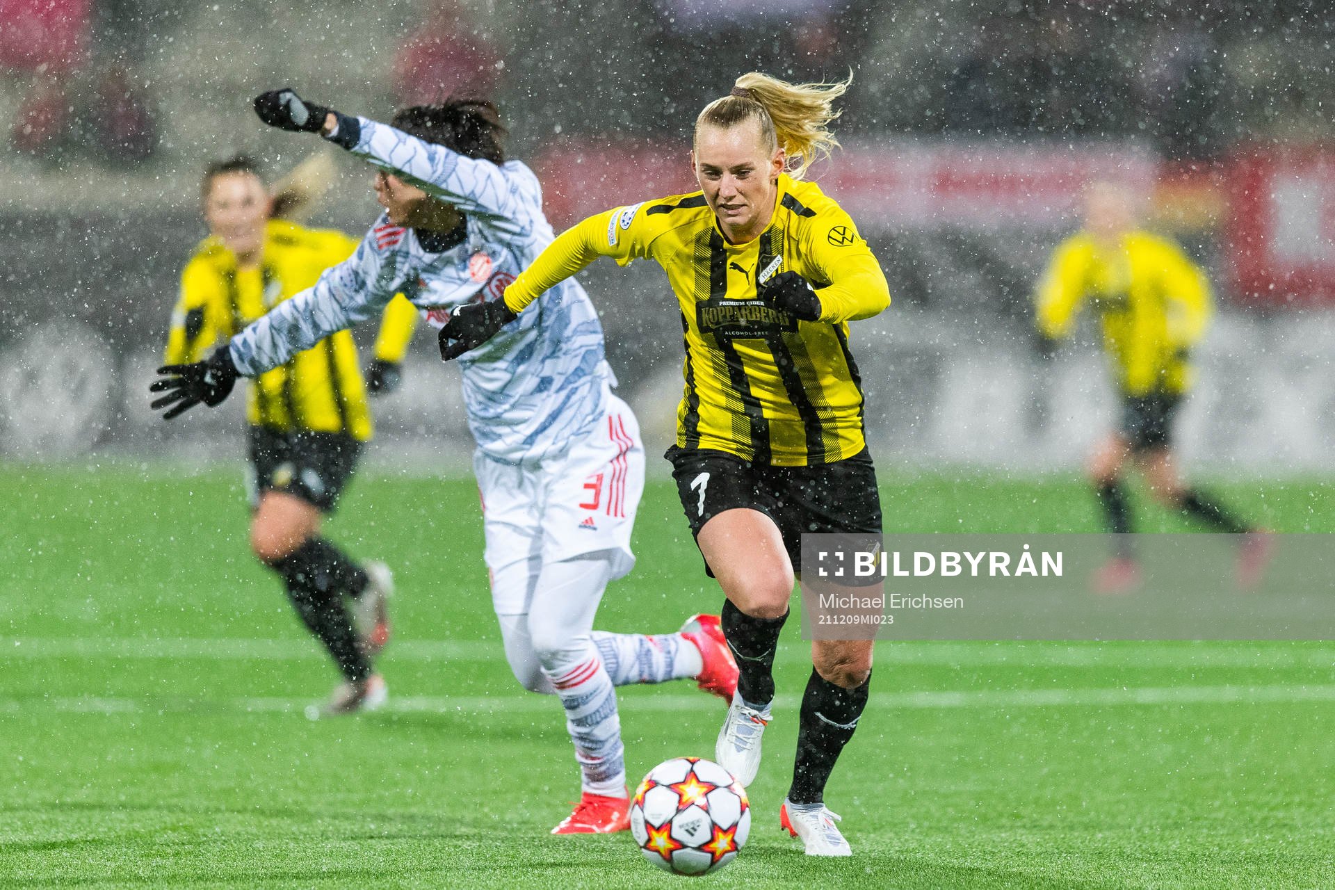 Stina Blackstenius of Häcken and Saki Kumagai of Bayern