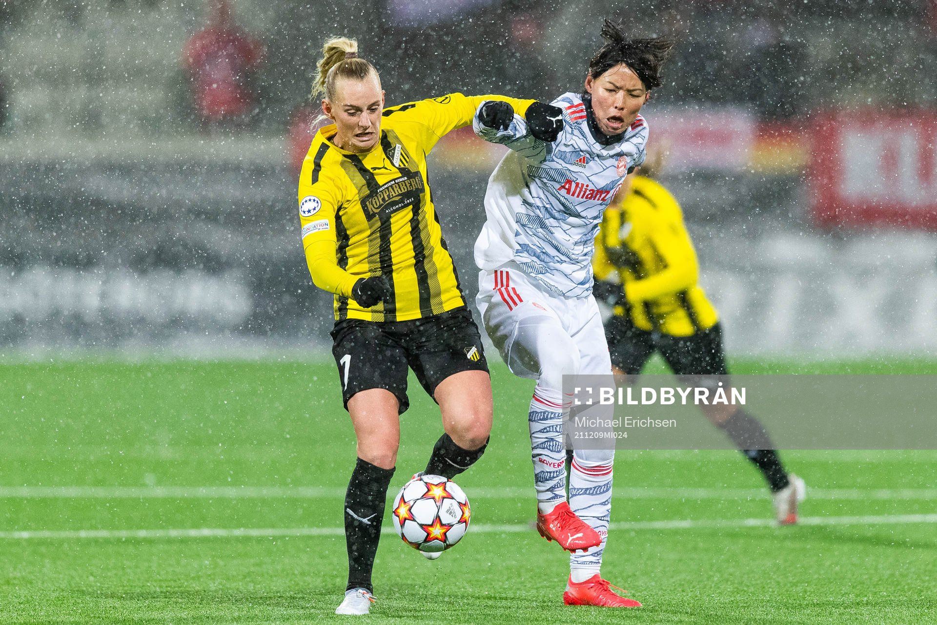 Stina Blackstenius of Häcken and Saki Kumagai of Bayern
