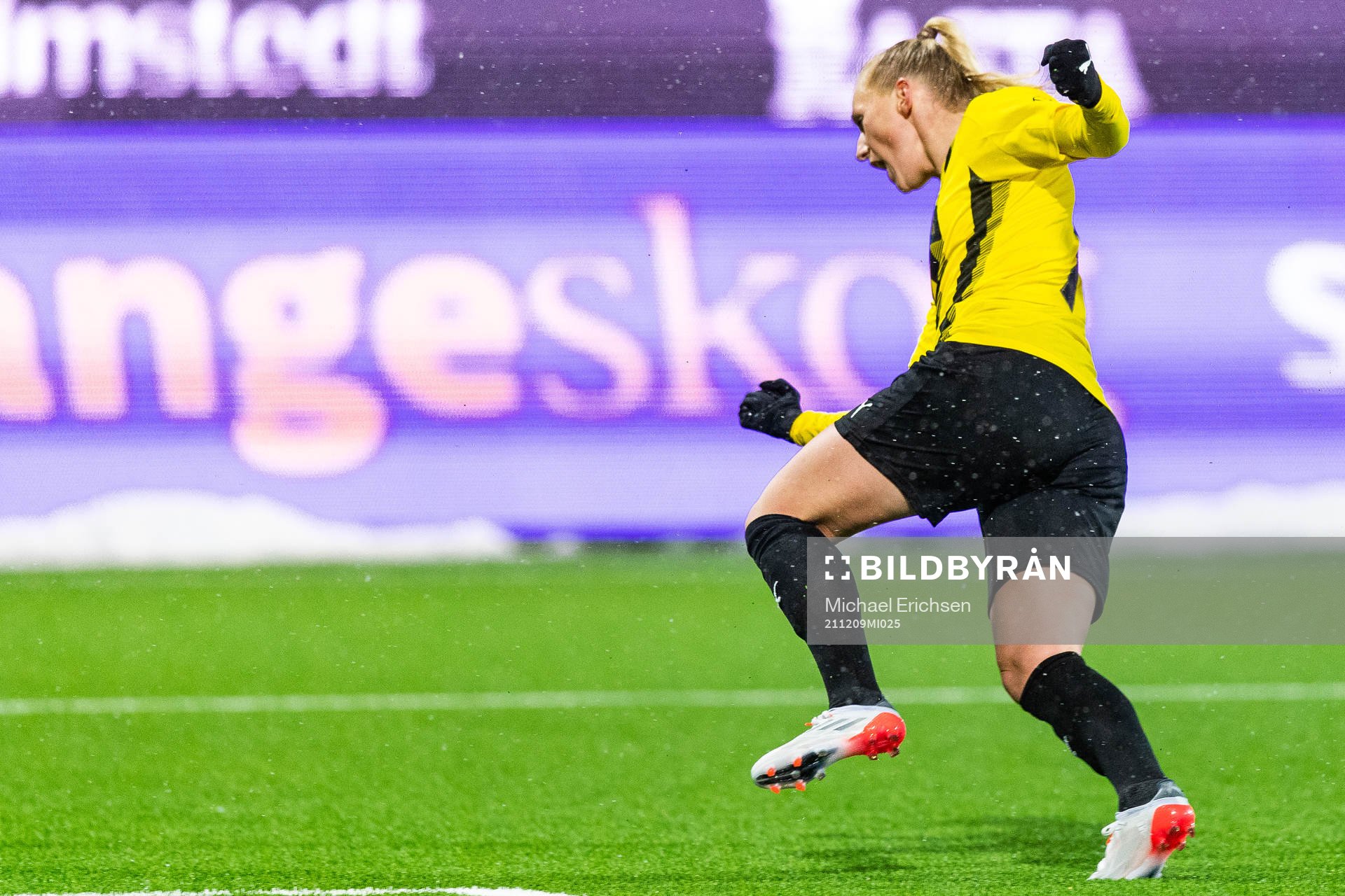 Stina Blackstenius of Häcken celebrates after scoring 1-0 during the UEFA Women's Champions League football match between Häcken and Bayern Munich on December 9, 2021 in Göteborg.