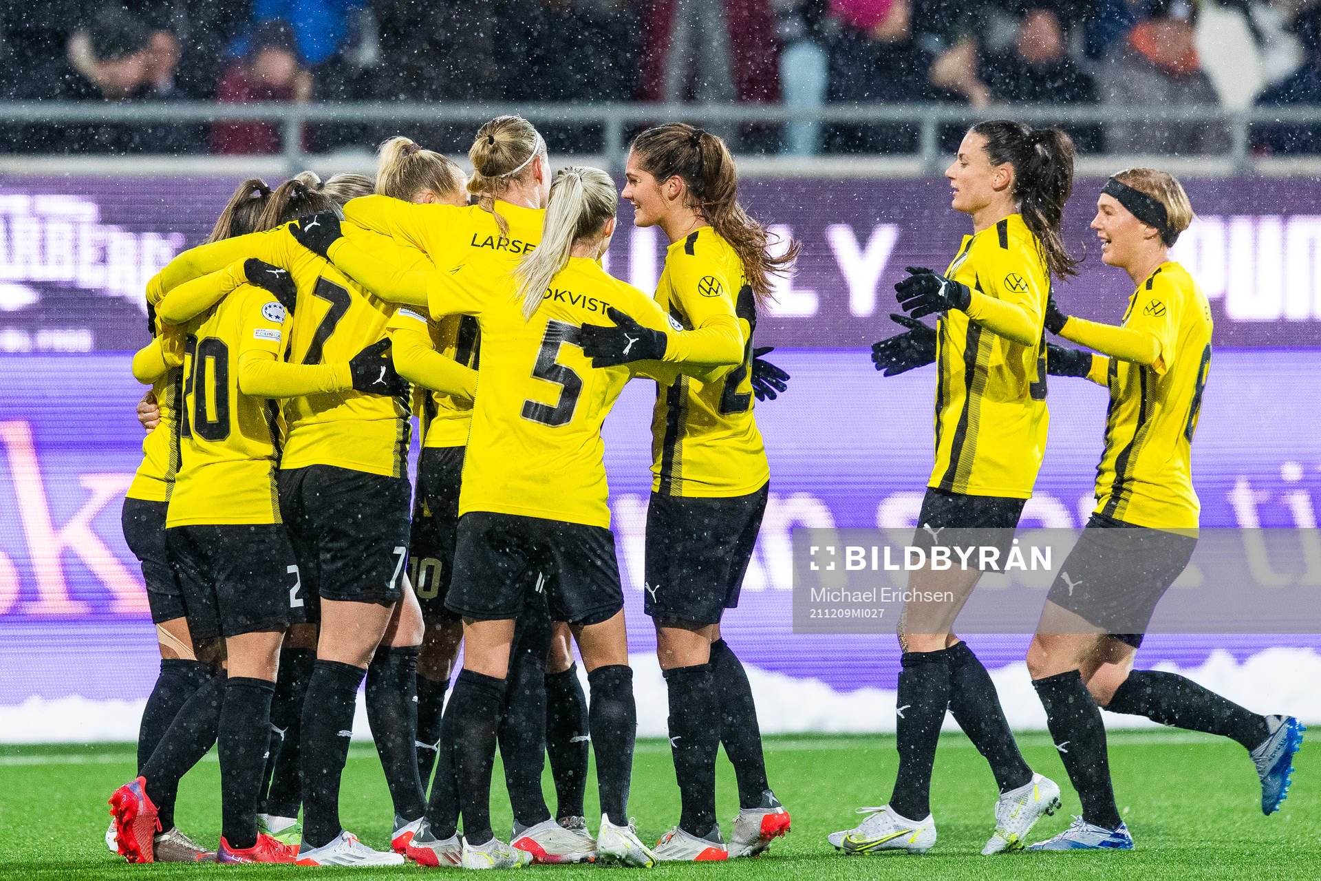 Stina Blackstenius of Häcken celebrates with team mates