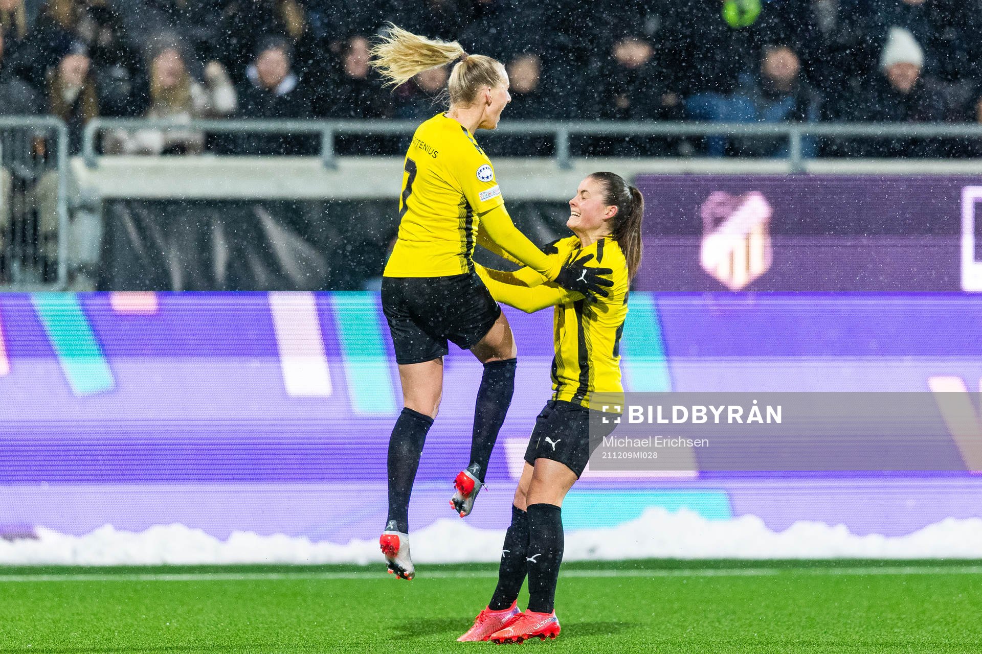 Stina Blackstenius of Häcken celebrates with Hanna Wijk