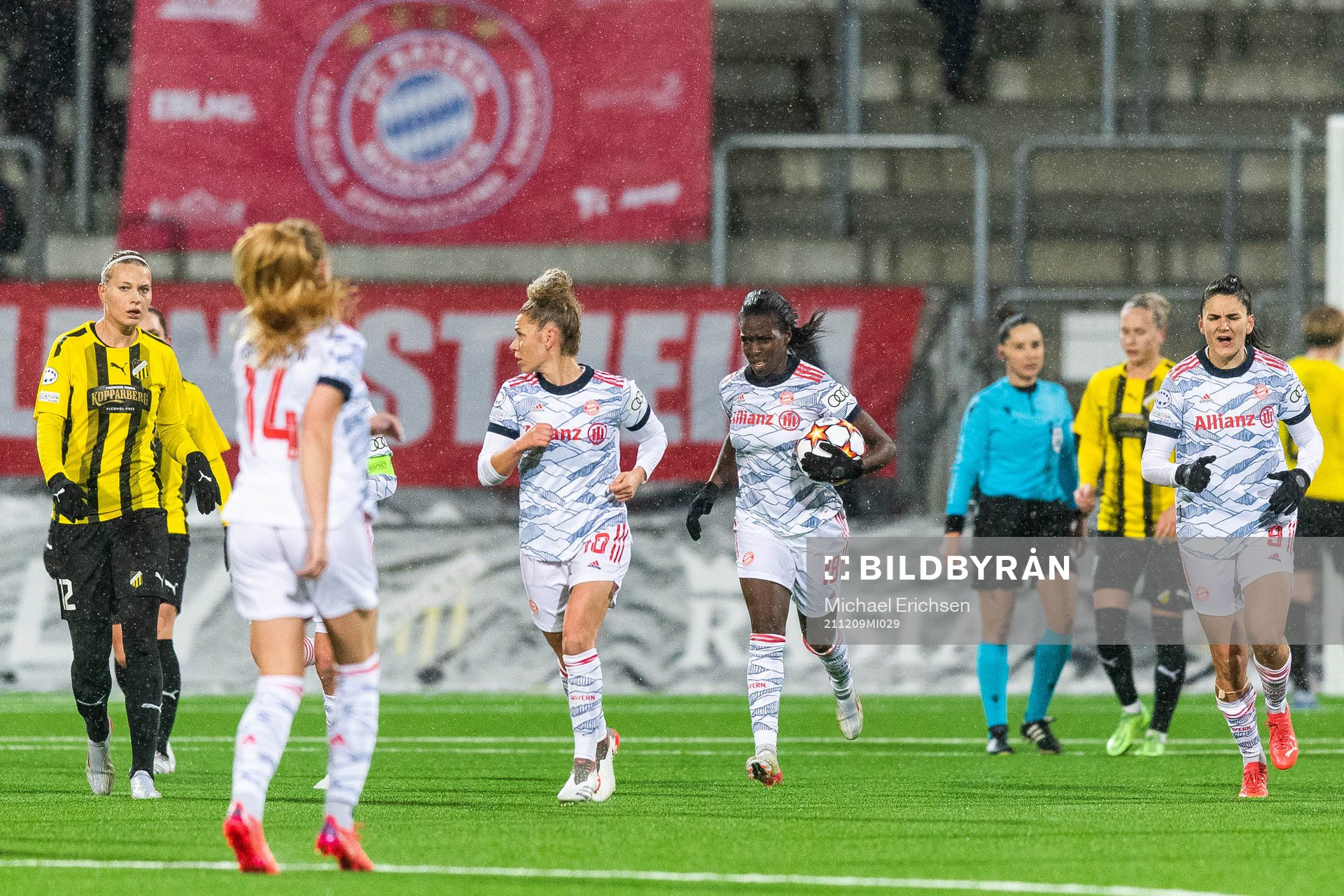Viviane Asseyi of Bayern Munich celebrates