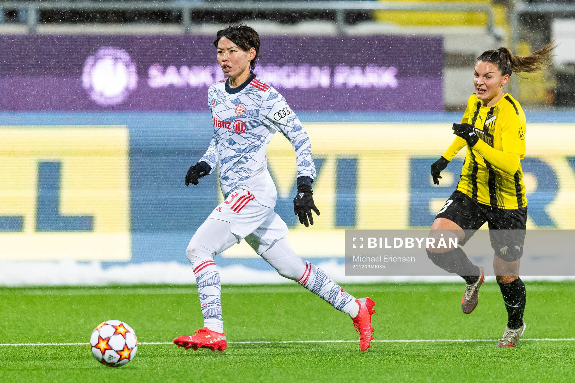 Saki Kumagai of Bayern Munich and Johanna Rytting Kaneryd