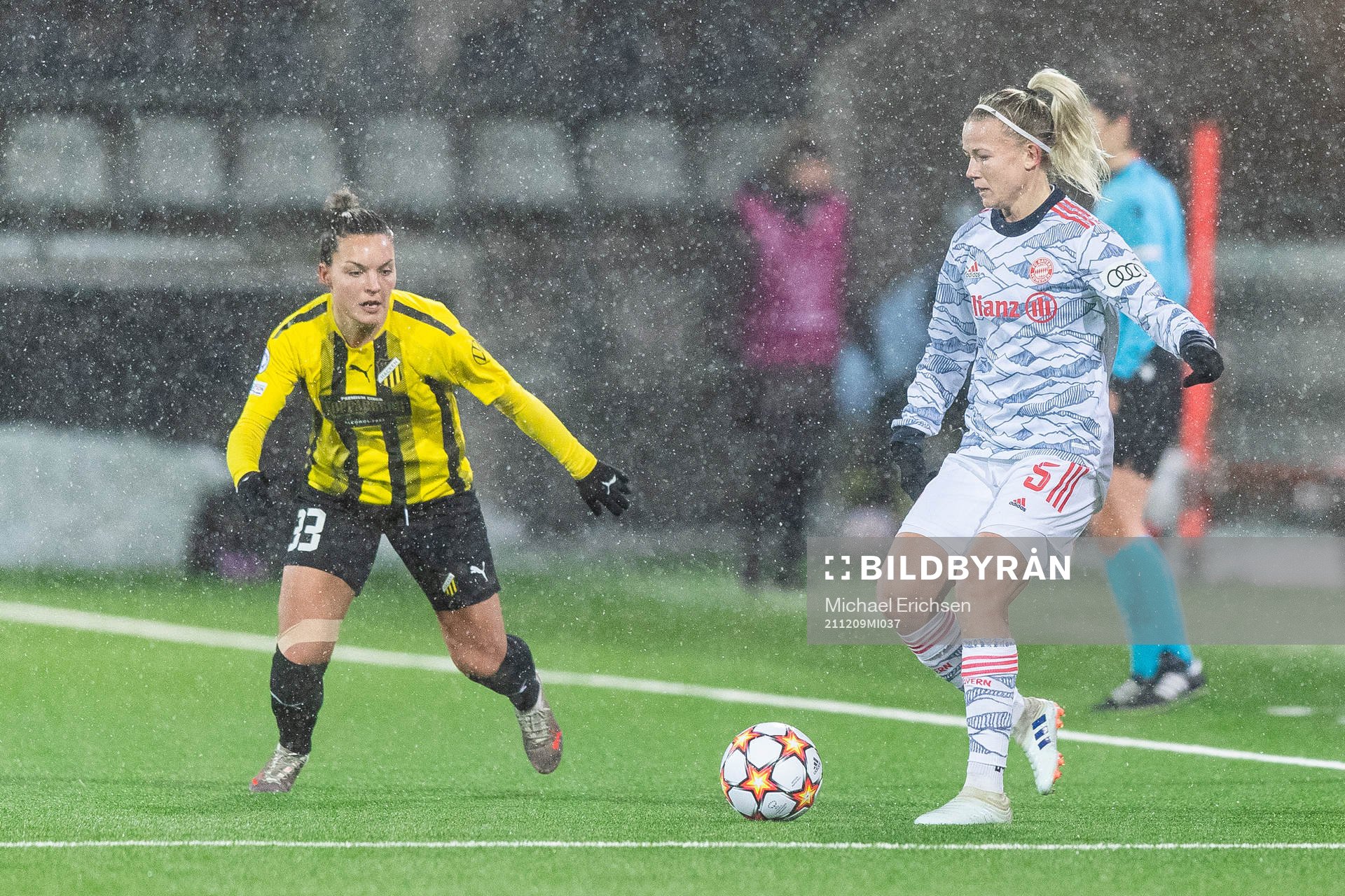 Johanna Rytting Kaneryd of Häcken and Hanna Glas of Bayern
