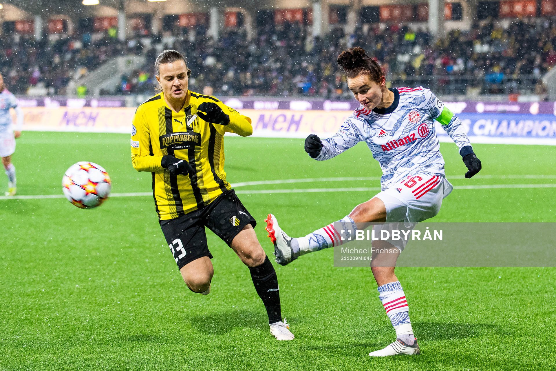 Milica Mijatovic of Häcken and Lina Magull of Bayern Munich