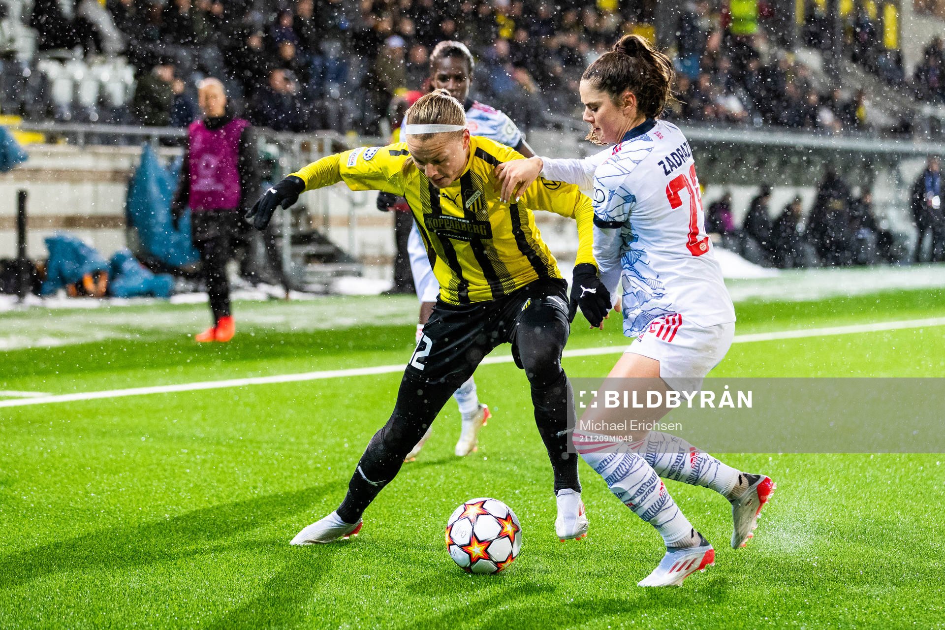 Stine Larsen of Häcken and Sarah Zadrazil of Bayern Munich