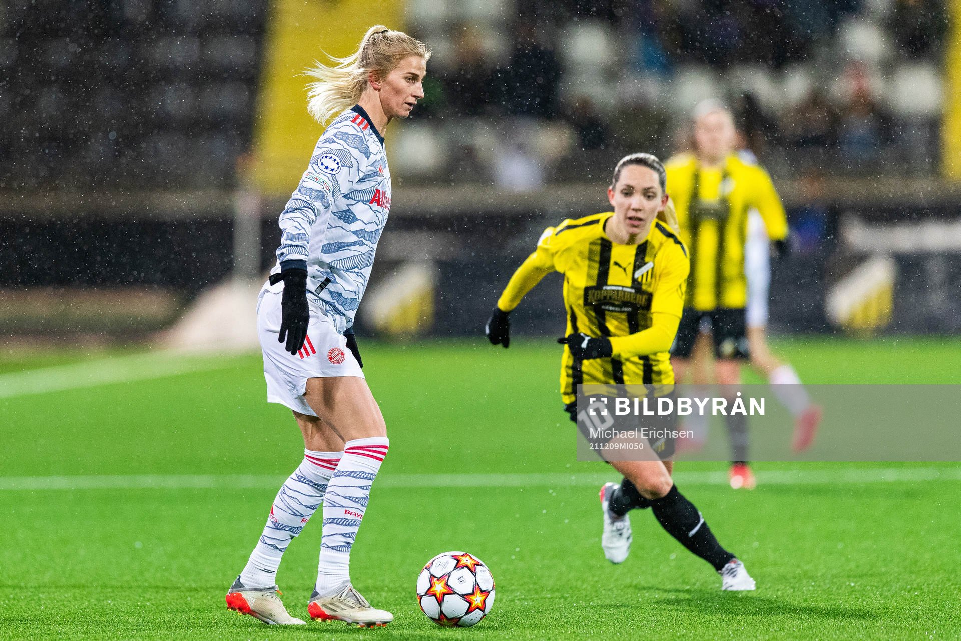 Sofia Jakobsson of Bayern Munich and Elin Rubensson of