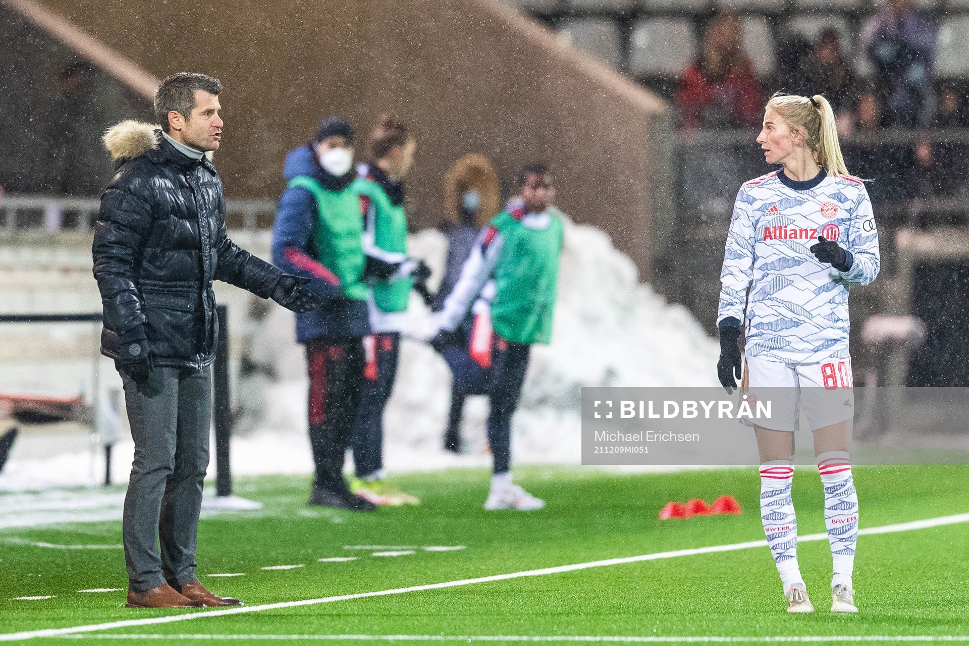 Head coach Jens Scheuer of Bayern Munich talks to Sofia