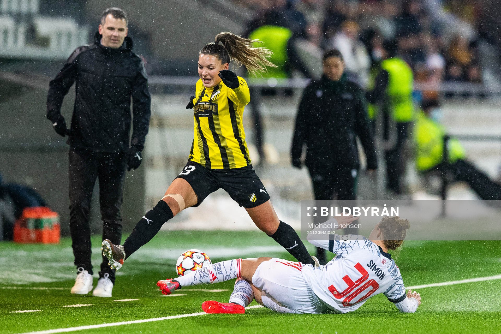 Johanna Rytting Kaneryd of Häcken and Carolin Simon of